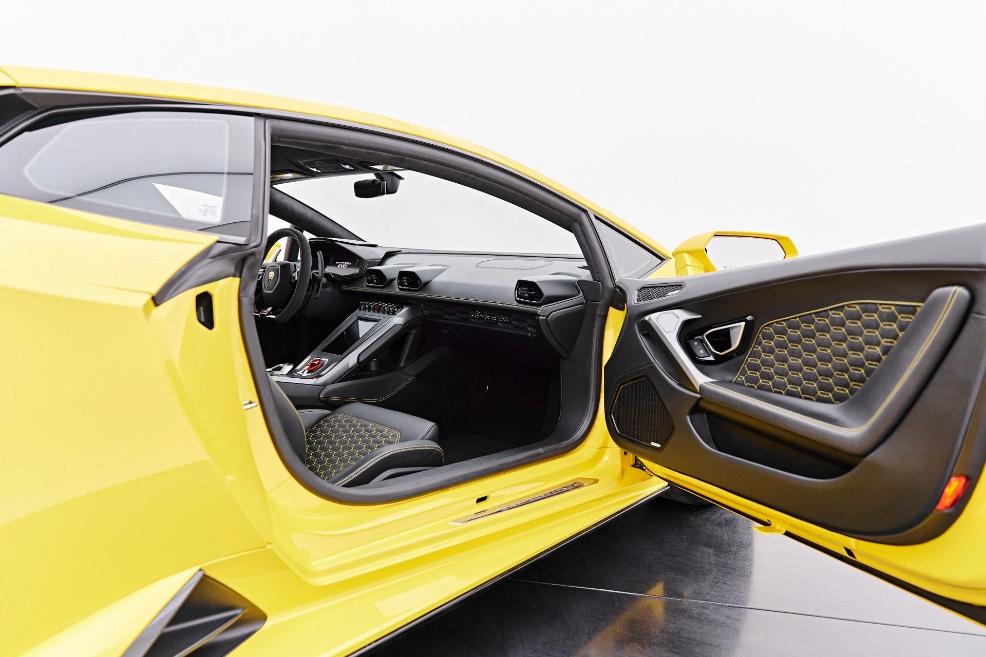 mph038_3329081177_Used_2022_Lamborghini_Huracan_EVO_Base_1787357857_1b17e3eab2