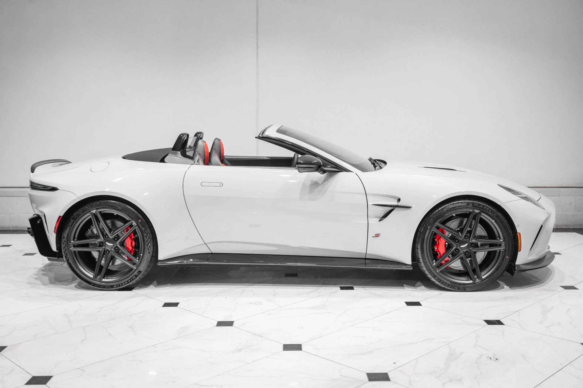 mph038_3363529839_New_2026_Aston_Martin_Vantage_S_Roadster_1786373251_0d24639774