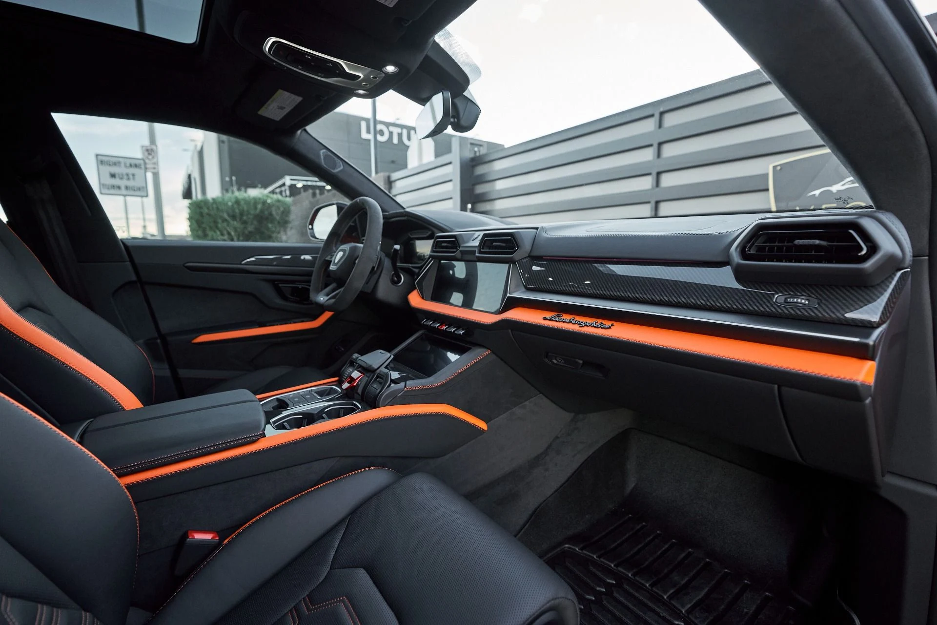 mph038_3375283995_Used_2025_Lamborghini_Urus_SE_1763605006_9d28bbe94a