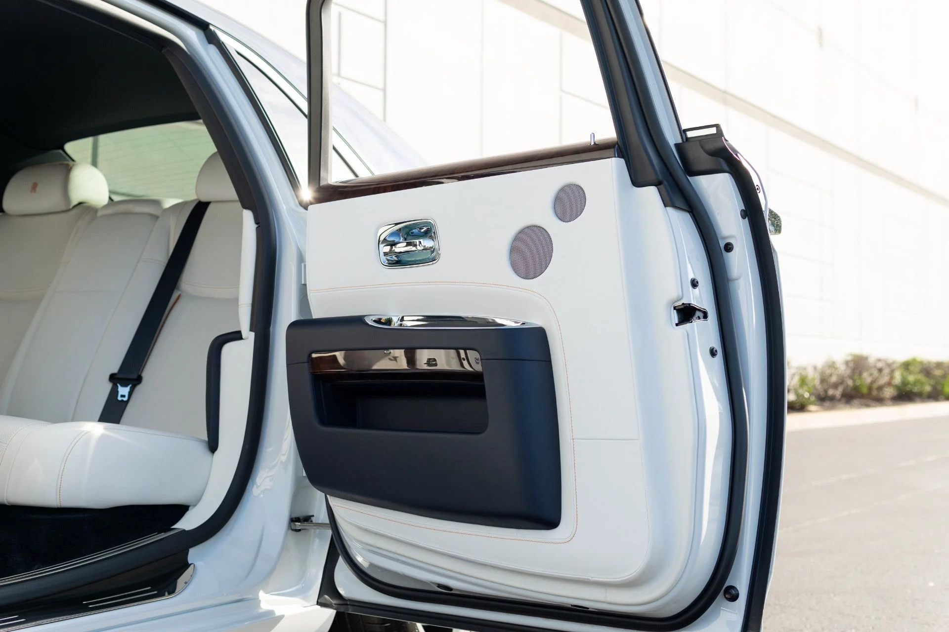 mph038_3380372908_Used_2018_Rolls_Royce_Ghost_1765824060_b454a467c8