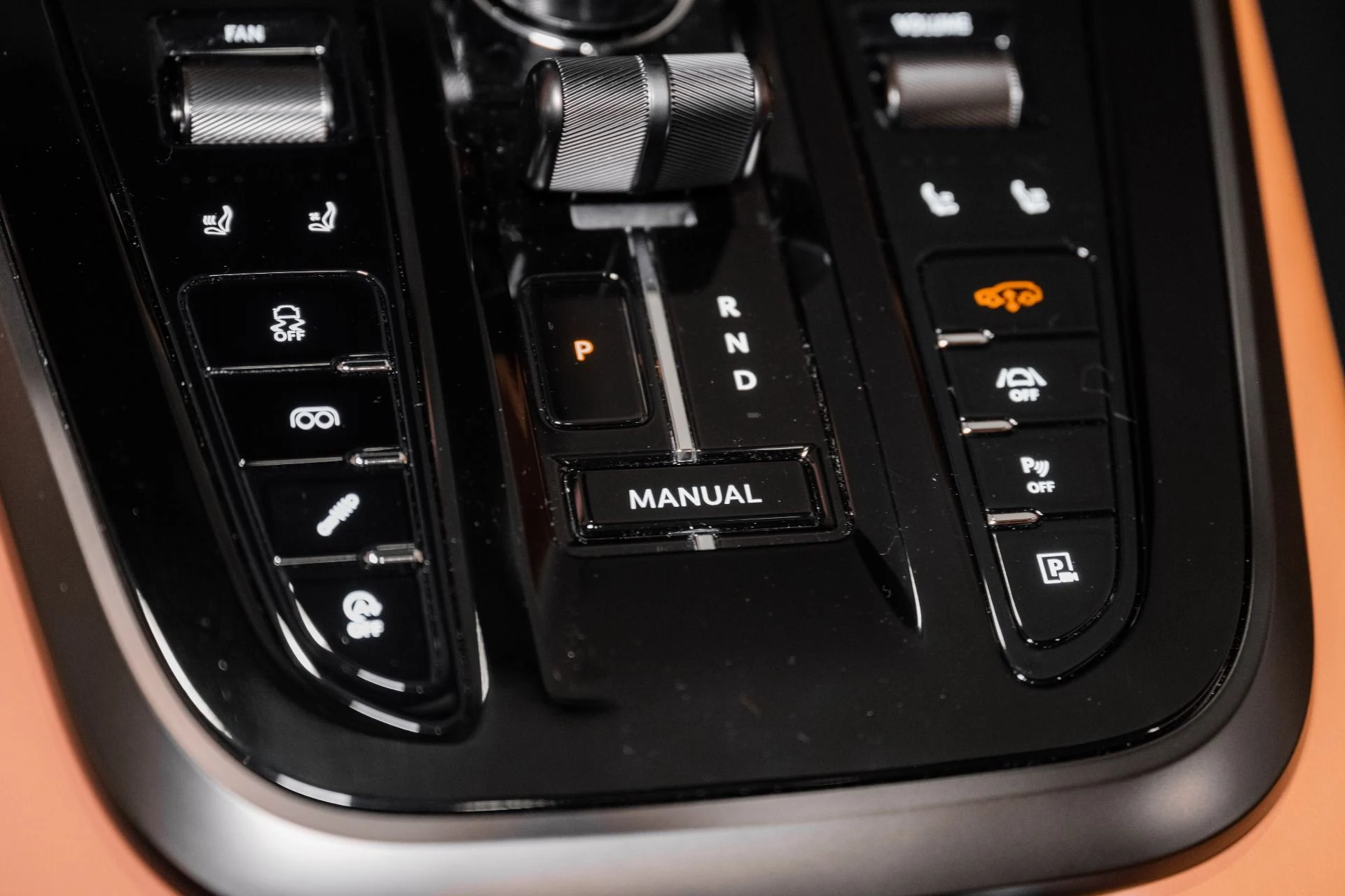 mph038_3473959780_New_2026_Aston_Martin_DBX_S_1780937216_6426e8ff9a