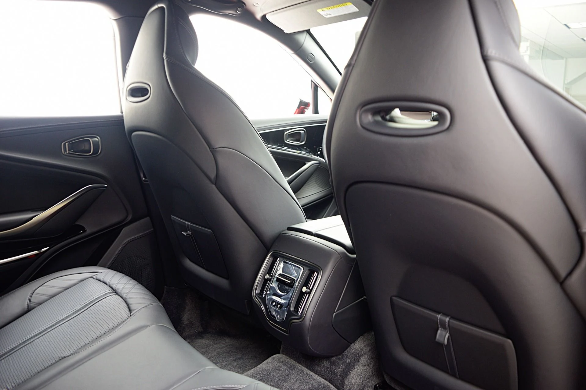 mph038_349507069_New_2025_Aston_Martin_DBX_707_df20a6528e