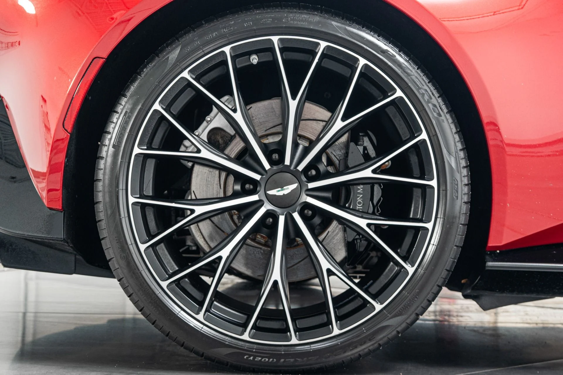 mph038_3500927551_Used_2023_Aston_Martin_Vantage_V8_Diamond_Turned_Wheels_Black_Packs_Contrast_Stitching_1783518748_1964f30334