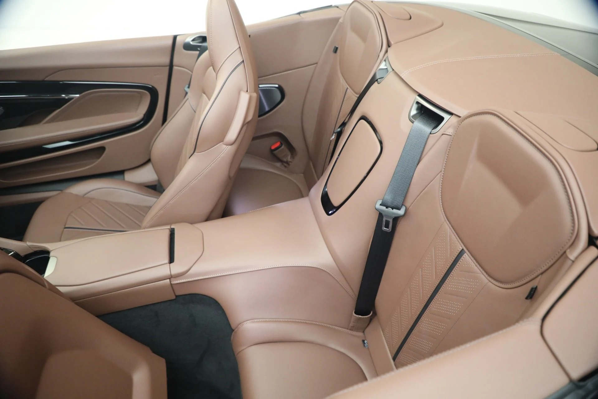 mph038_3511654419_New_2026_Aston_Martin_DB_12_S_Volante_1787328919_ba27f0bce9