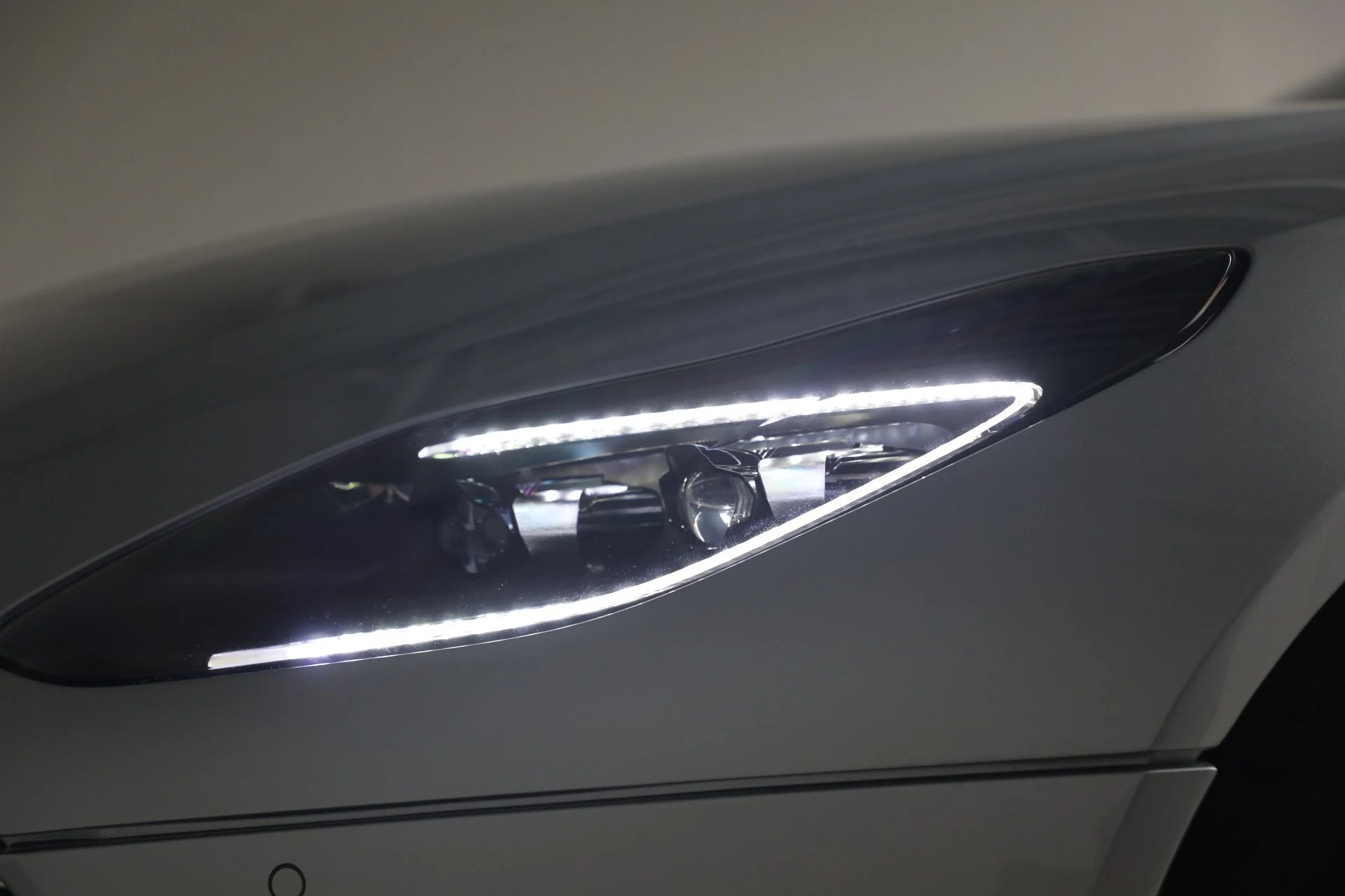 mph038_3523421072_Used_2019_Aston_Martin_DB_11_Volante_1781362325_8450725b04