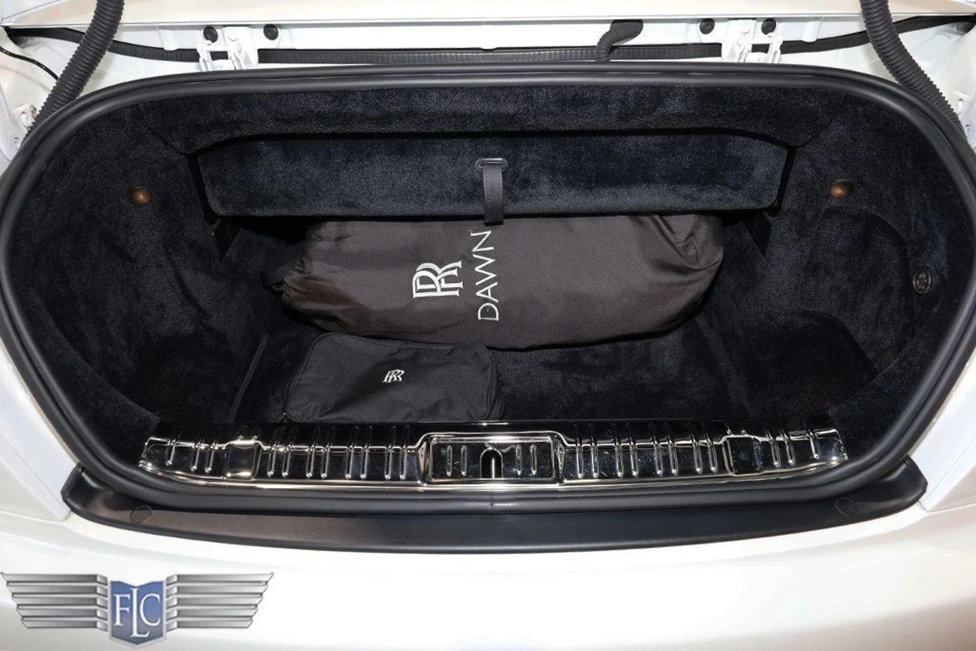 mph038_3532448215_used_2017_rolls_royce_dawn_convertible_9689_23039198_39_1024_9d15009940