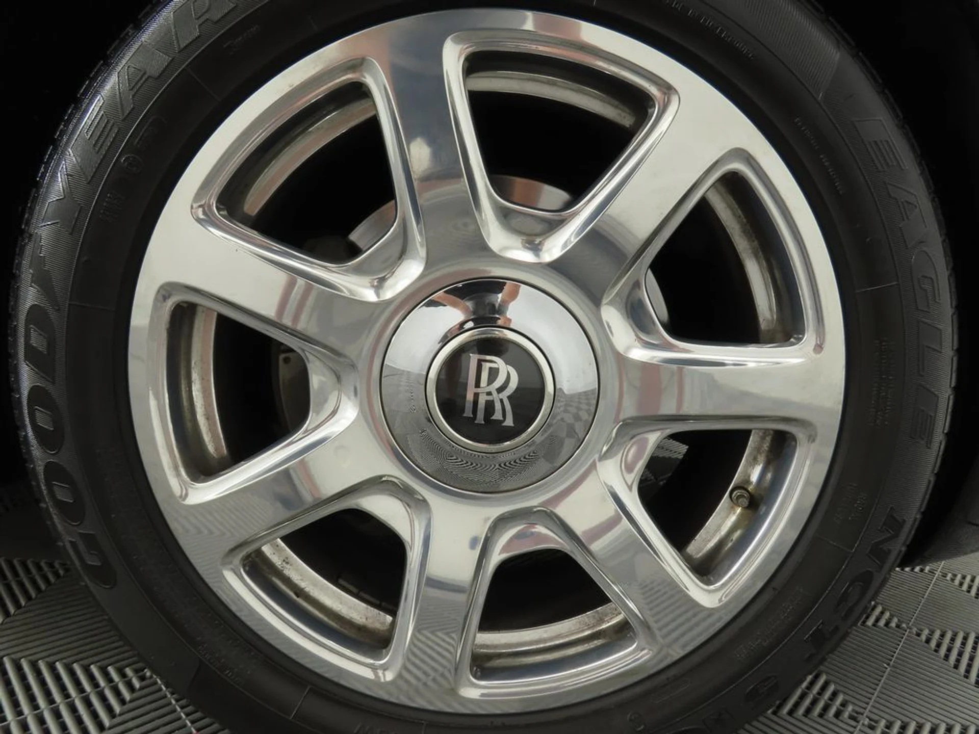 mph038_3539456070_used_2012_rolls_royce_phantom_coupe_2drdrophead_8119_22959977_39_1024_d355fdc415