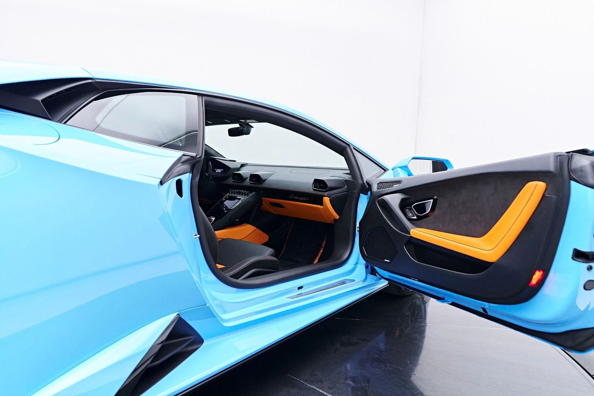 mph038_3584216192_Used_2022_Lamborghini_Huracan_EVO_Base_1755812444_2cd835e65a
