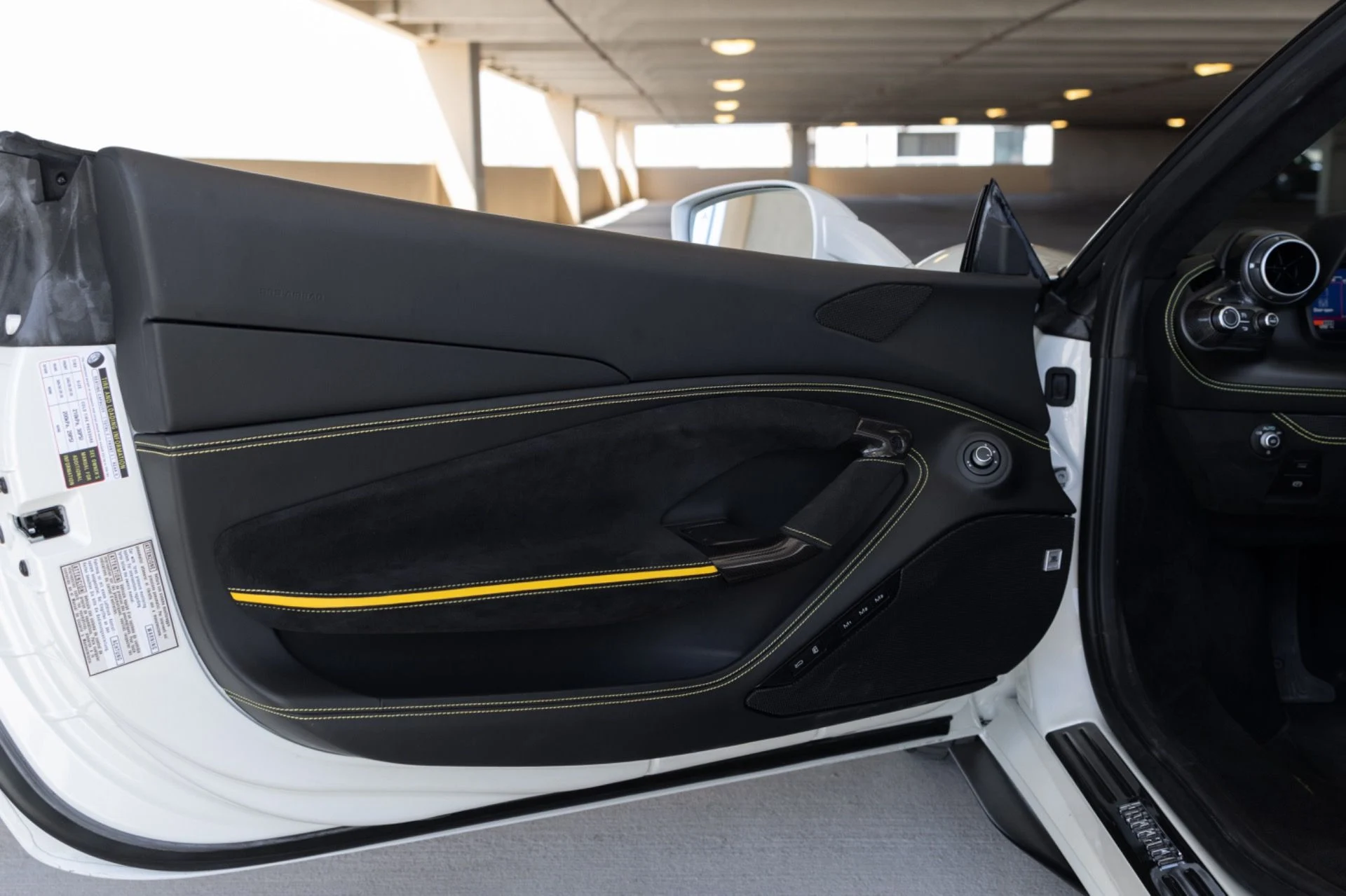 mph038_3638990857_Used_2023_Ferrari_F8_Spider_1776809234_0335668a1e