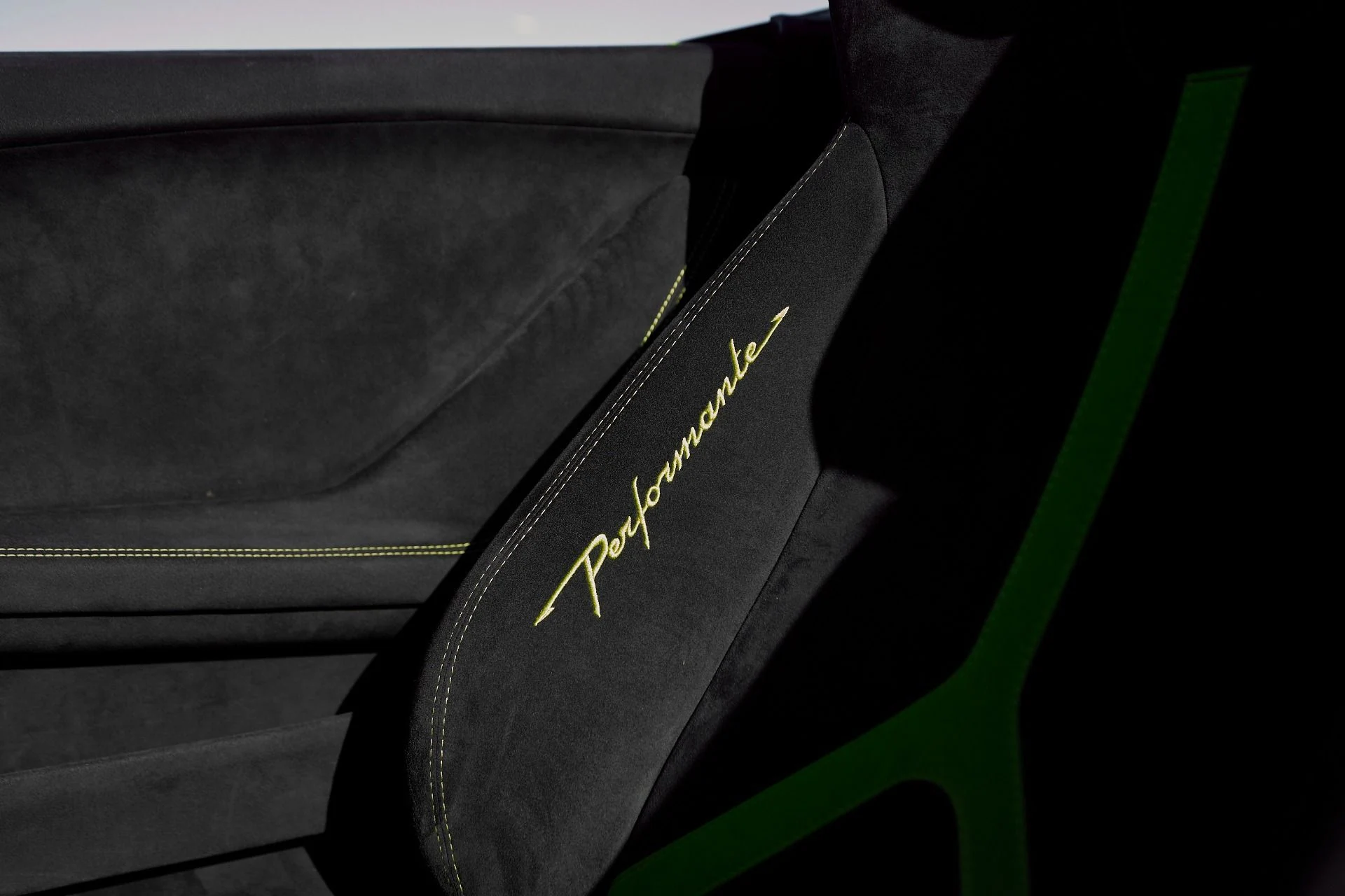 mph038_3733380461_Used_2019_Lamborghini_Huracan_Performante_Spyder_1764058306_b574cafb6b