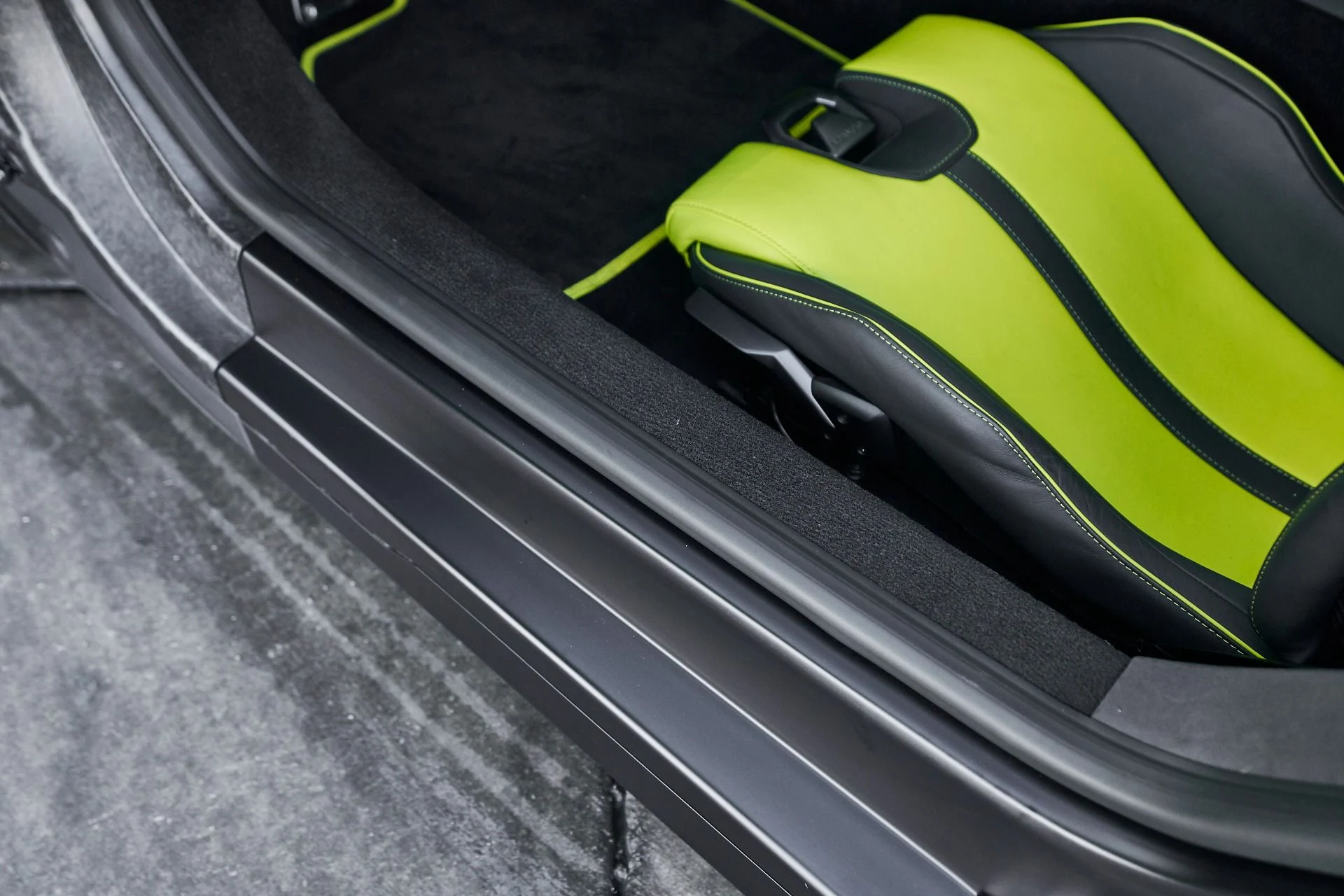 mph038_3733504891_Used_2024_Lamborghini_Revuelto_1763604740_2df3b9c18a