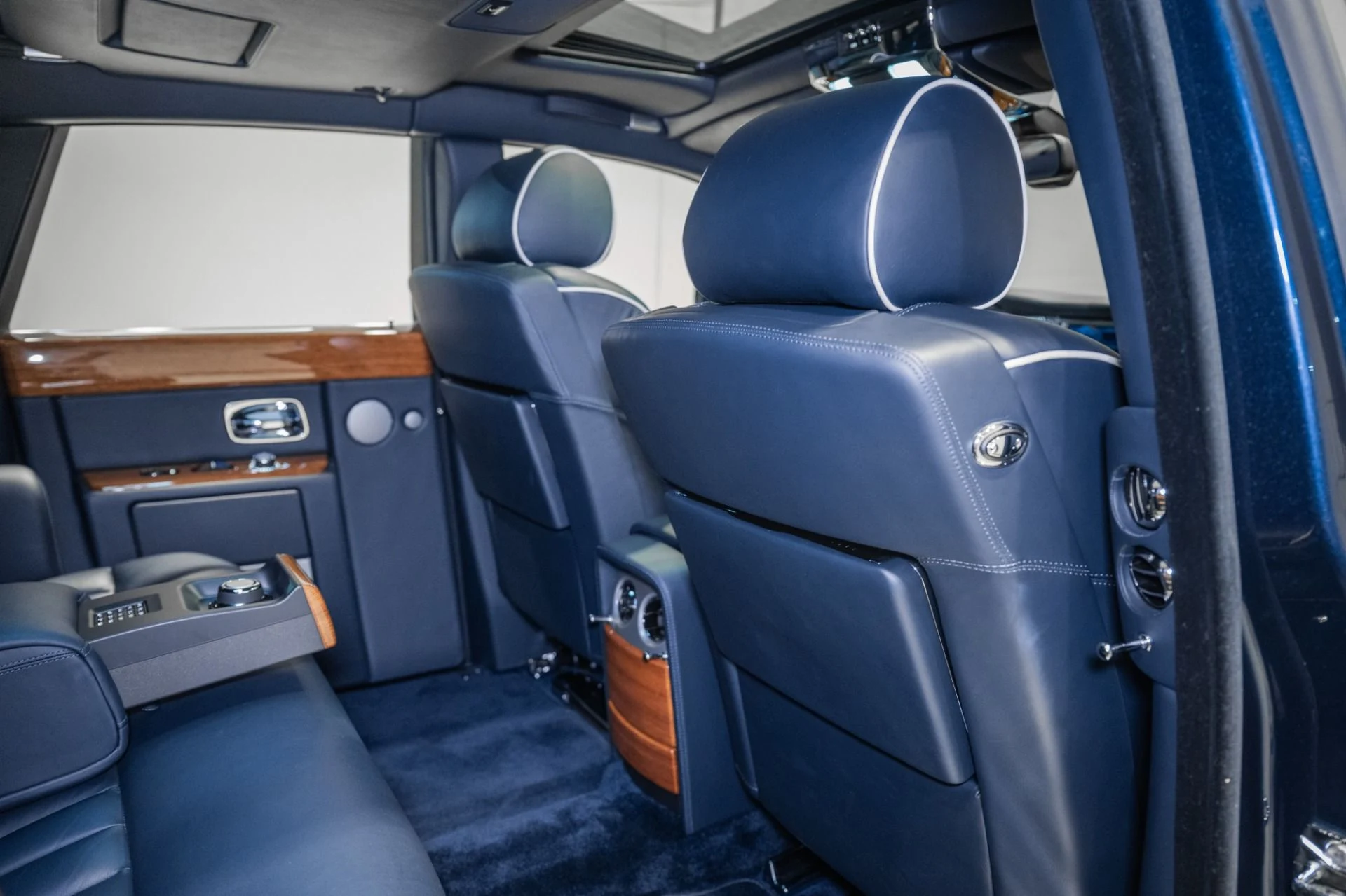 mph038_3753453916_Used_2011_Rolls_Royce_Phantom_1782236213_2f710581b4