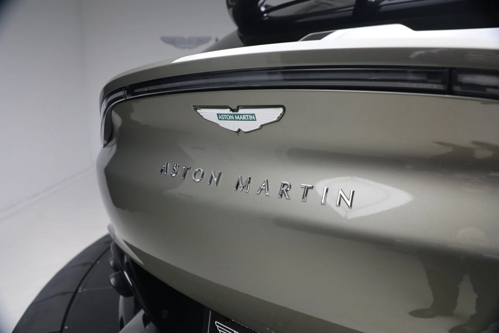 mph038_3811492086_New_2026_Aston_Martin_DBX_707_1767992897_35cd9882b9