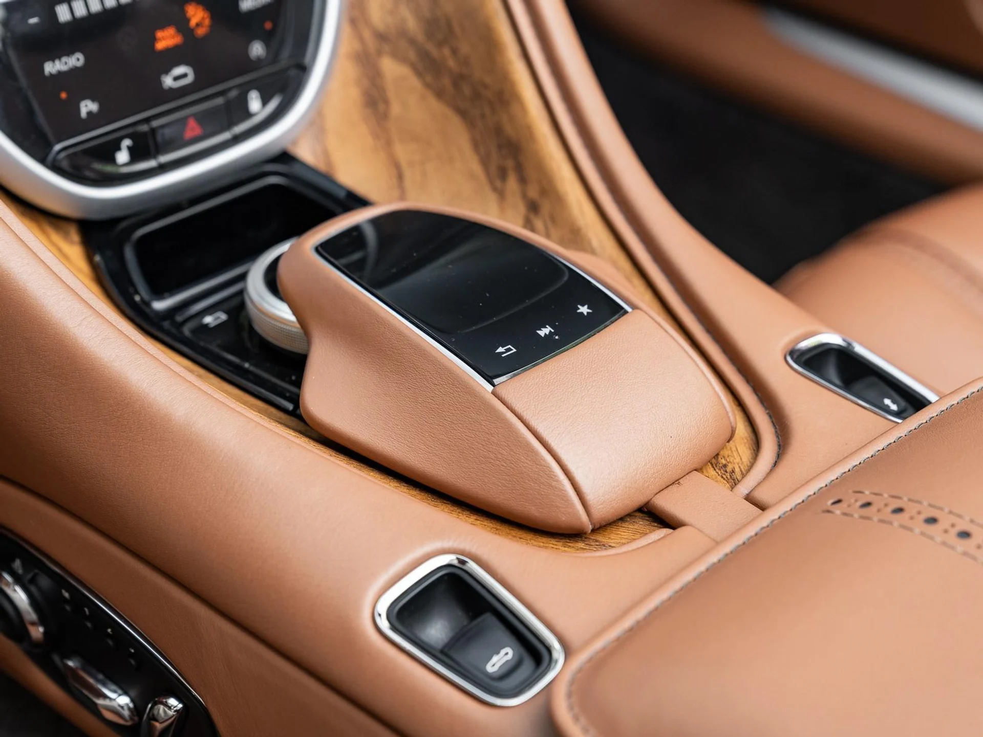 mph038_3828434914_Used_2019_Aston_Martin_DB_11_1742936736_b038a7f5b4