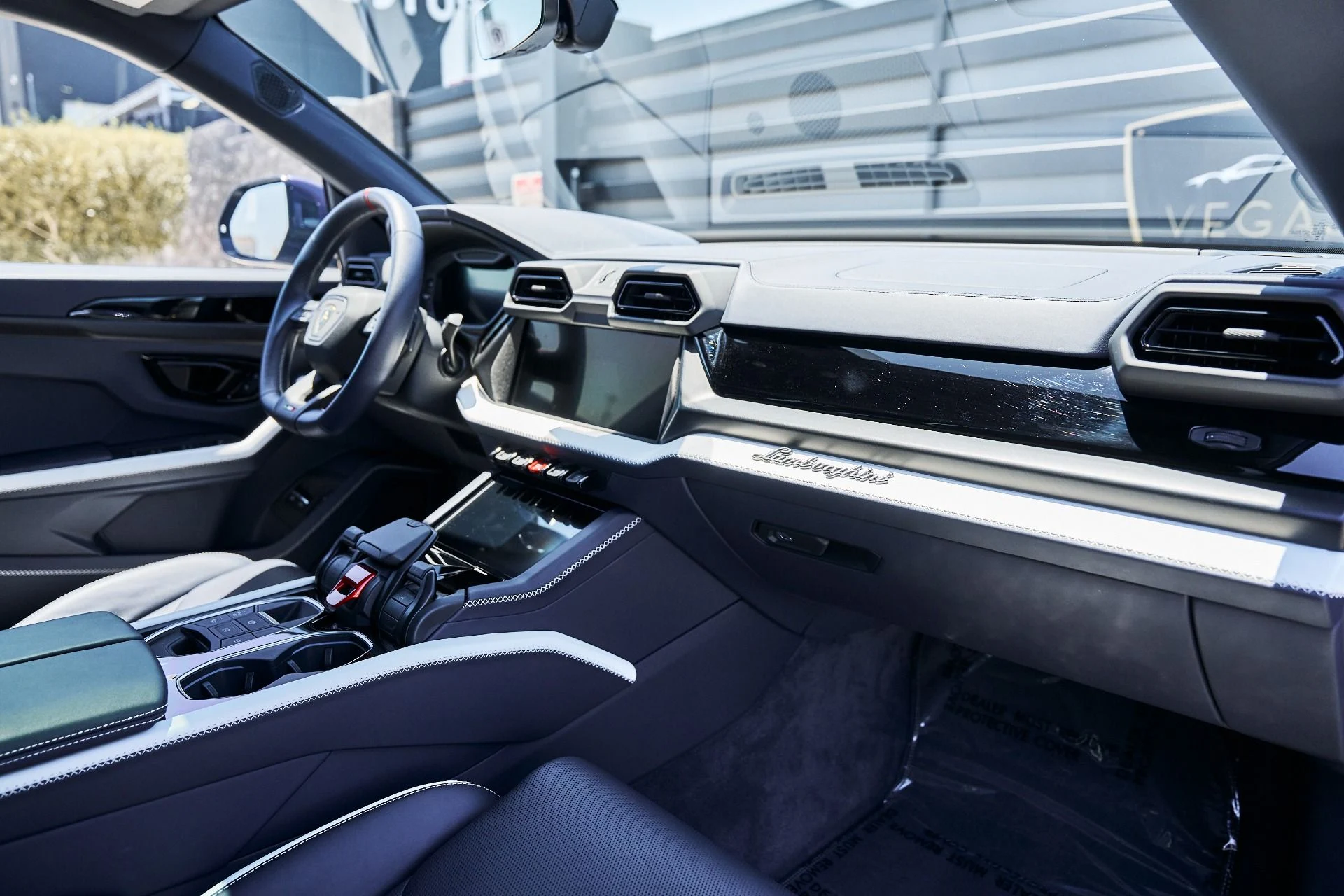 mph038_3845654283_Used_2025_Lamborghini_Urus_SE_1780417786_2a7d9966b5