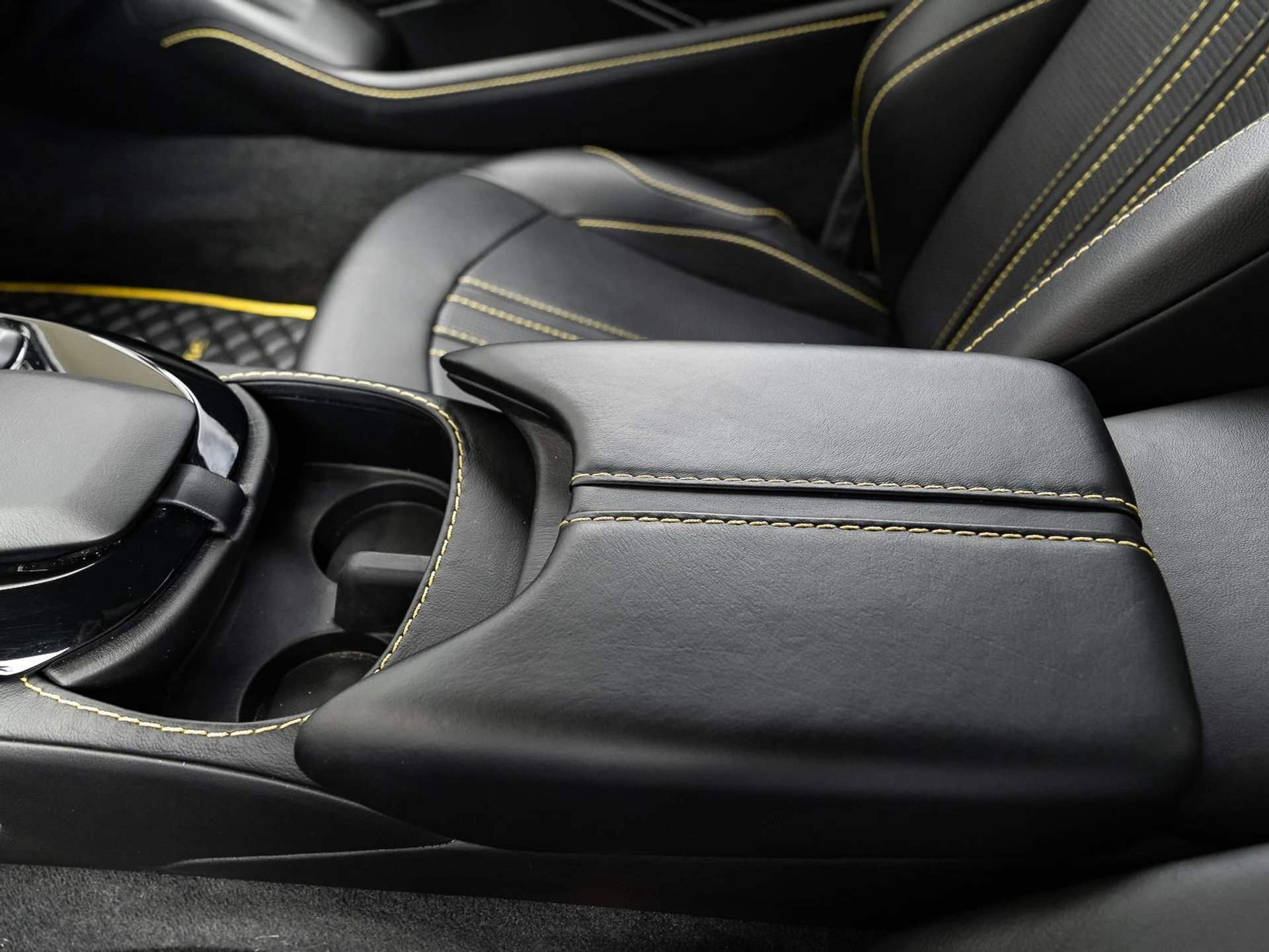 mph038_3901277621_Used_2020_Aston_Martin_Vantage_Coupe_1775769082_991aaa7d01