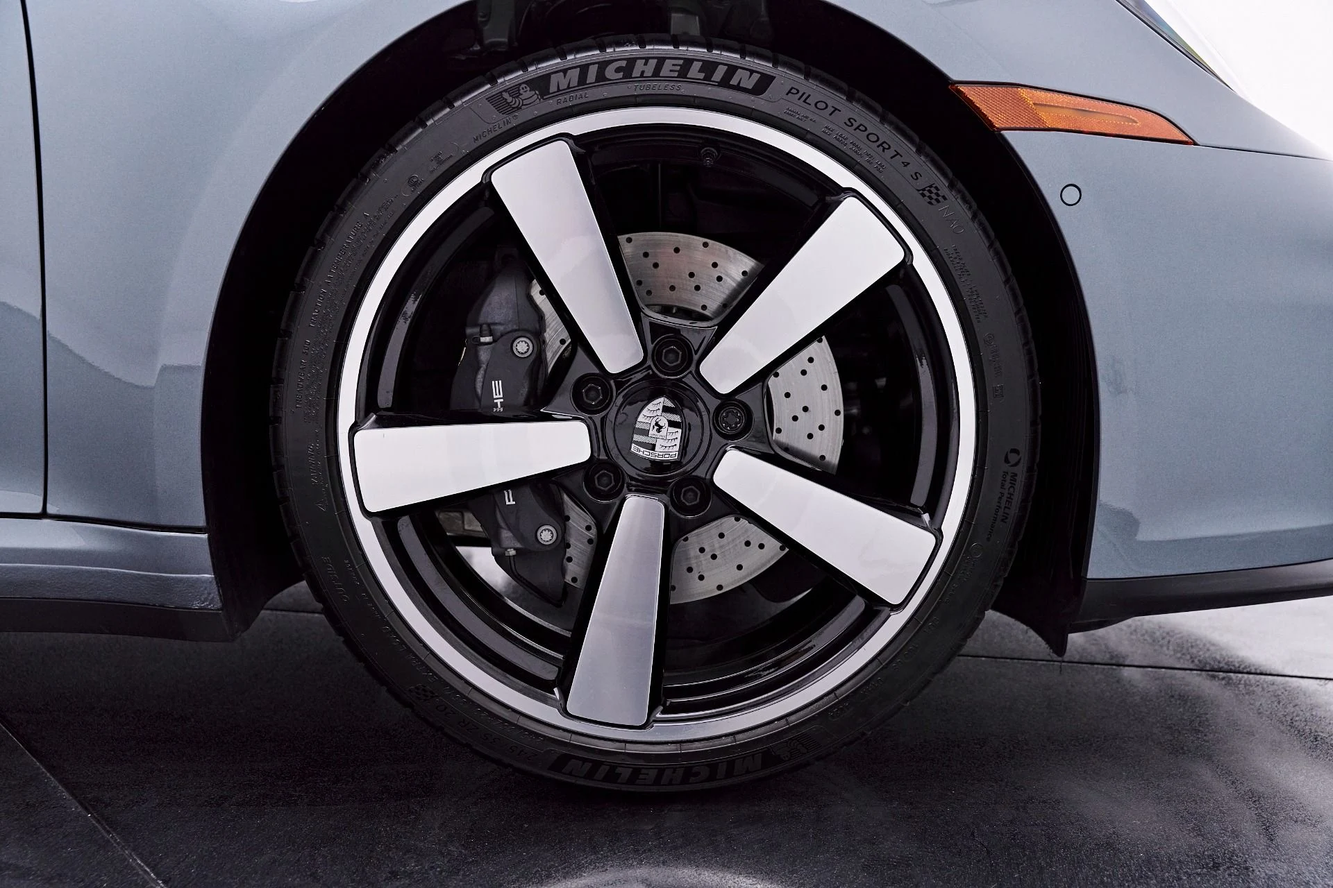 mph038_3908397441_Used_2025_Porsche_911_Carrera_1777504792_ac5c267e85