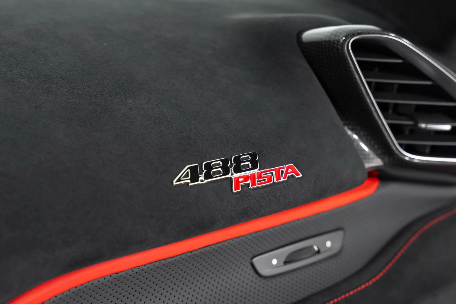 mph038_3932113180_Used_2019_Ferrari_488_Pista_1760379304_267fcfee10