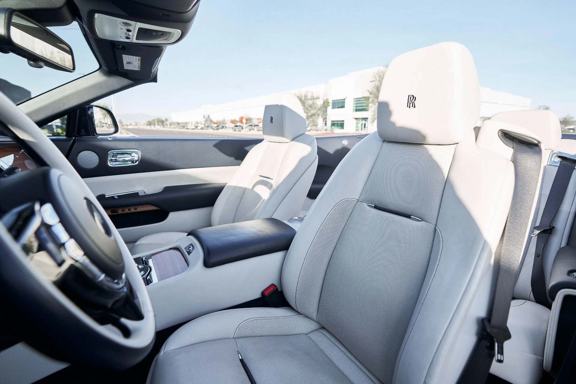 mph038_3985162125_Used_2018_Rolls_Royce_Dawn_1764124395_71cb6b10c5