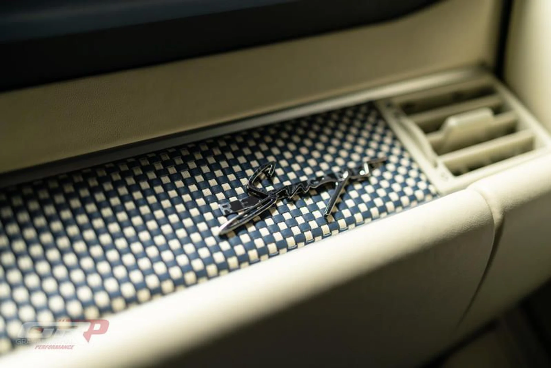 mph038_4019502203_BE_652970_1038_4736_B627_213_EF_594_D99_A_e4add188f4