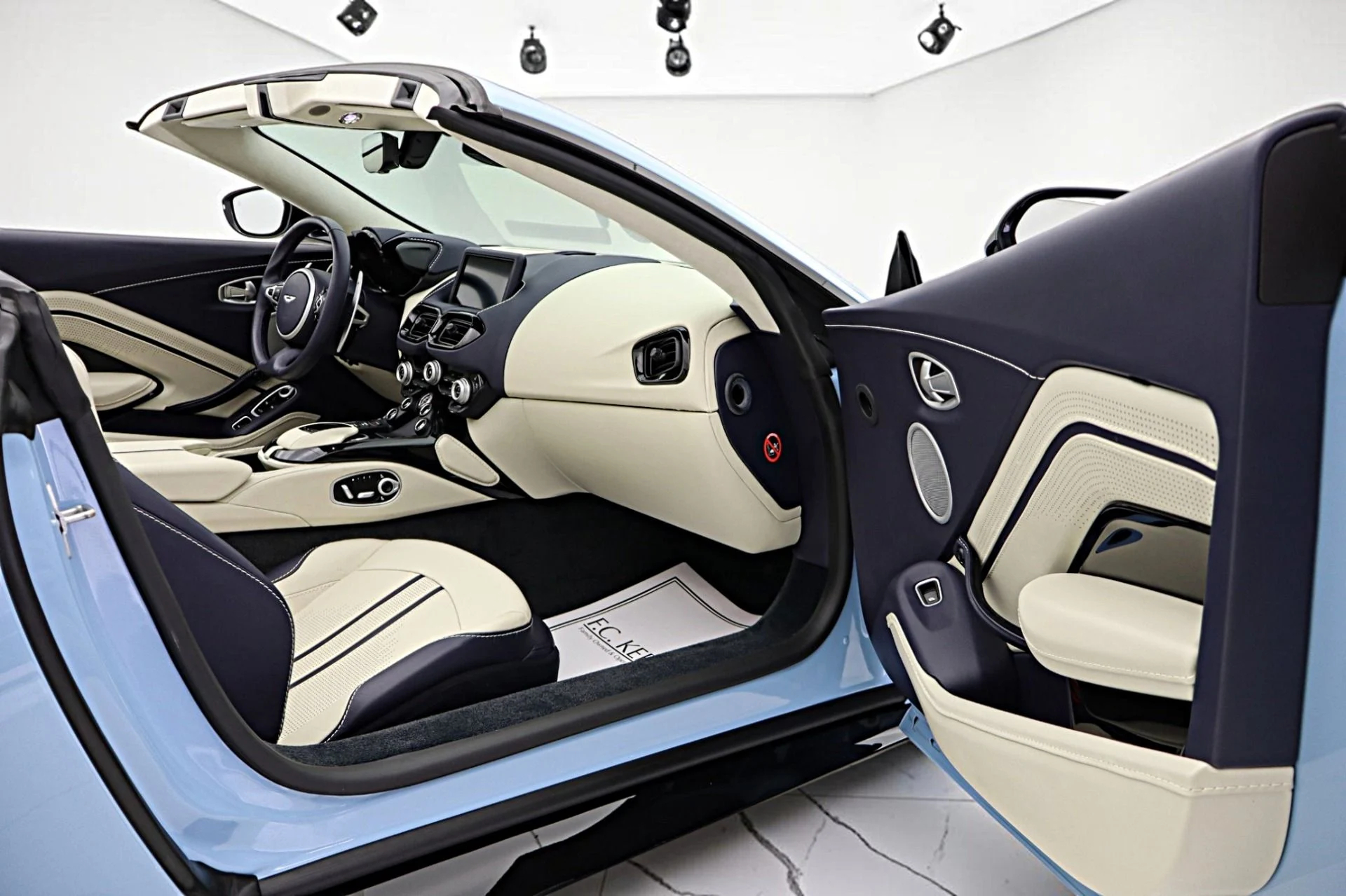 mph038_4030192232_Used_2022_Aston_Martin_Vantage_Roadster_27d49b0623