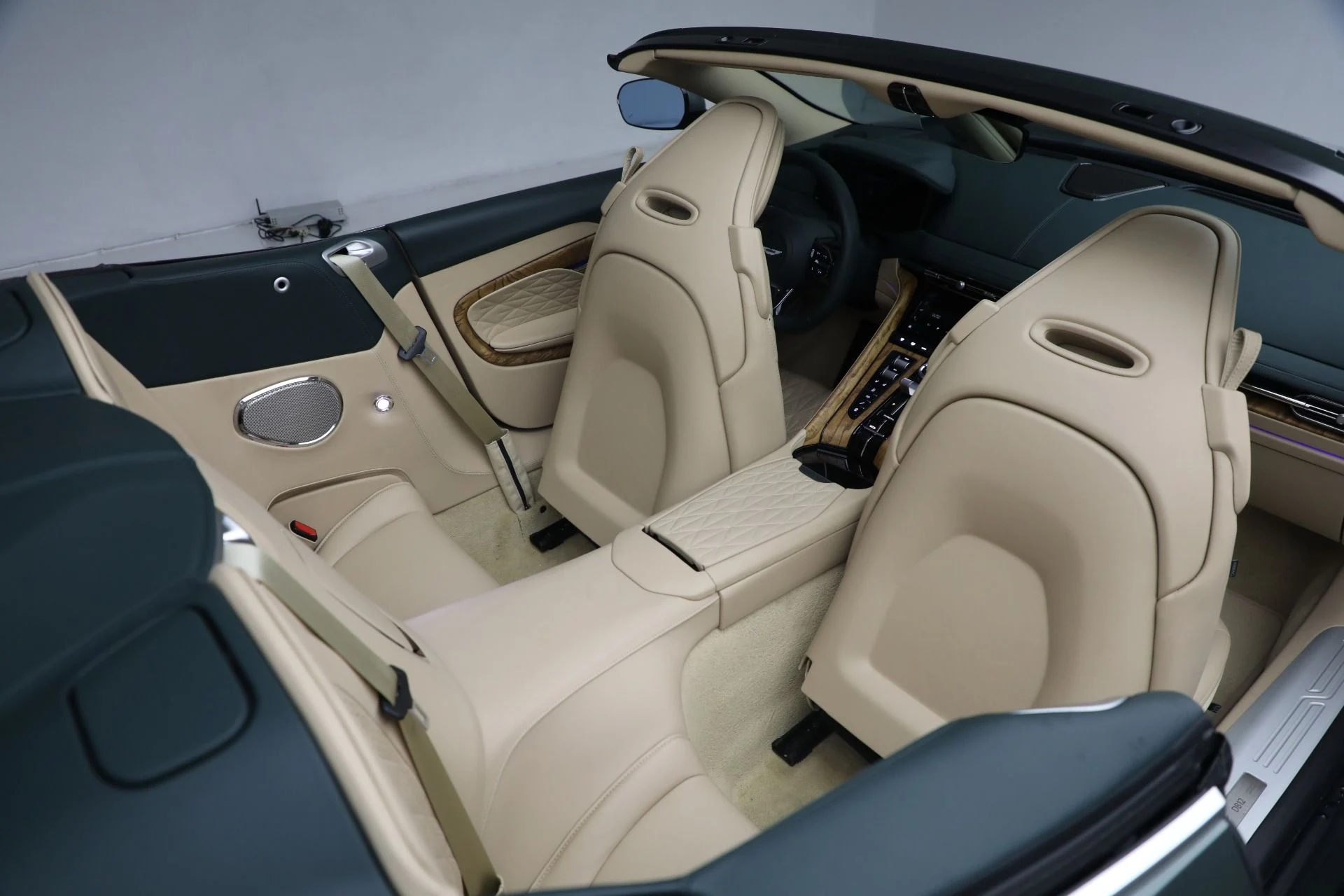 mph038_4061978239_New_2025_Aston_Martin_DB_12_Volante_5ae5c270ab