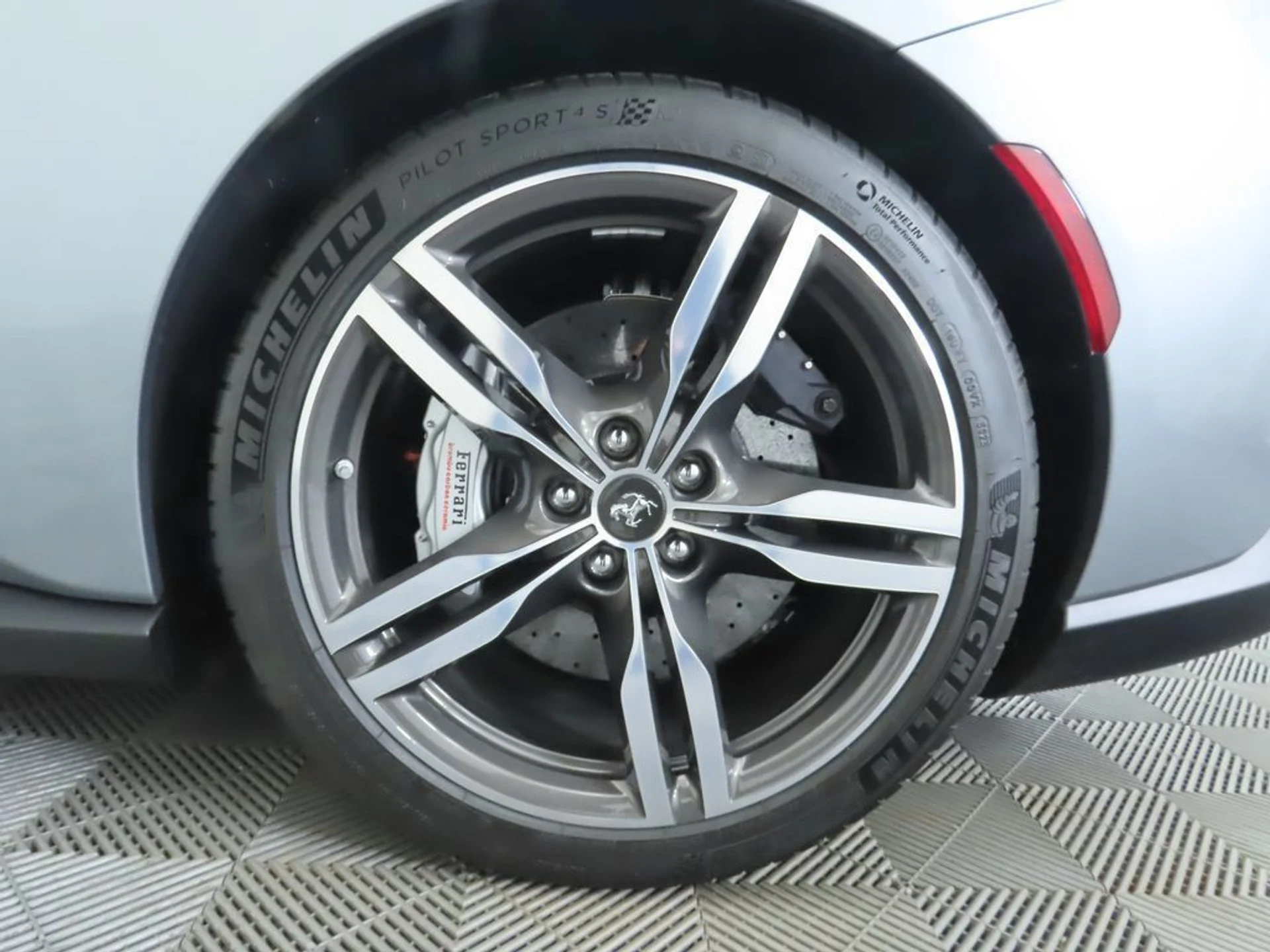 mph038_4098788647_used_2019_ferrari_portofino_base_8119_22954184_39_1024_e2d9cd01f0