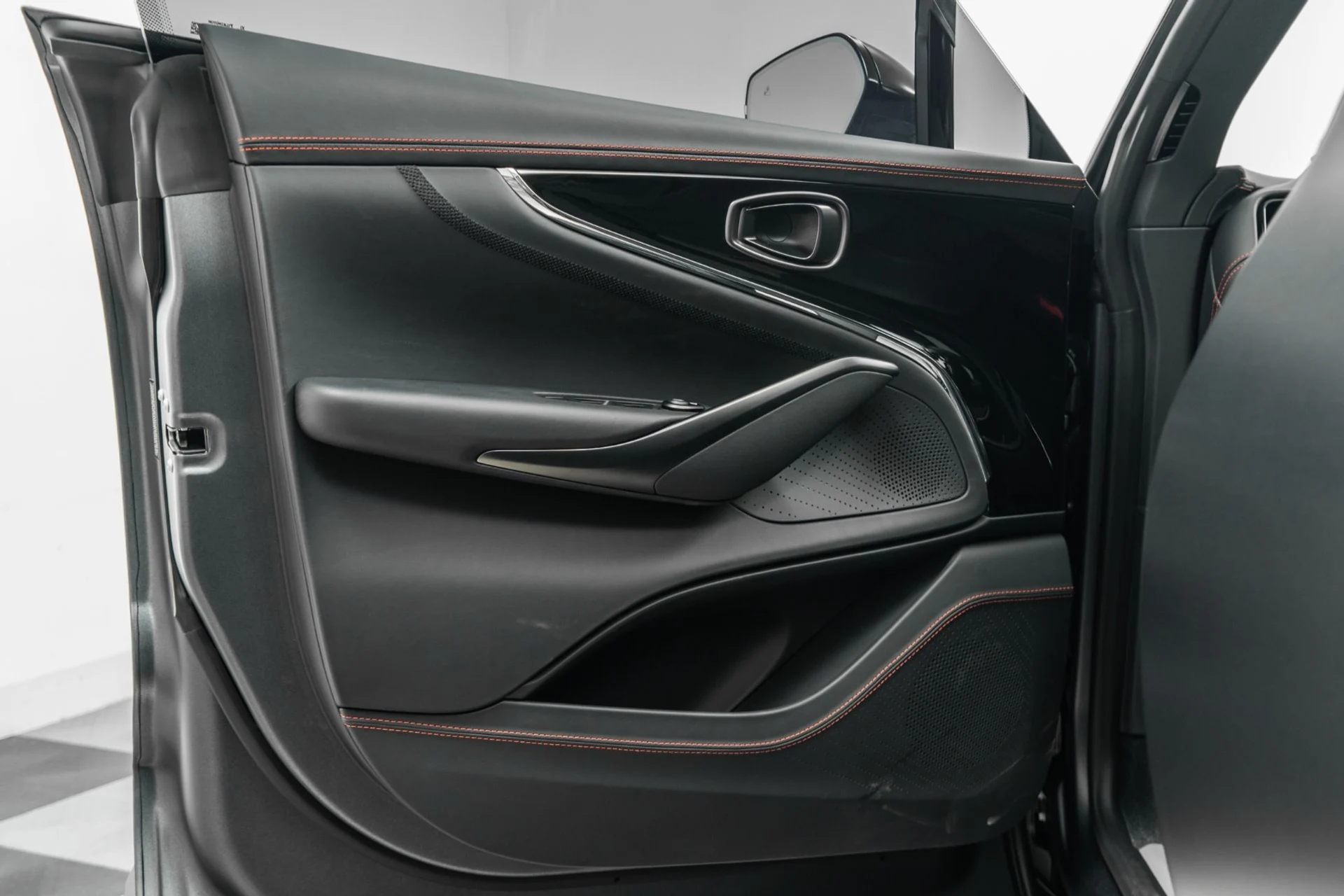 mph038_4127865221_Used_2025_Aston_Martin_DBX_707_23_Inch_Wheels_Factory_Matte_Paint_697_Horsepower_1774034848_68bbe1480f