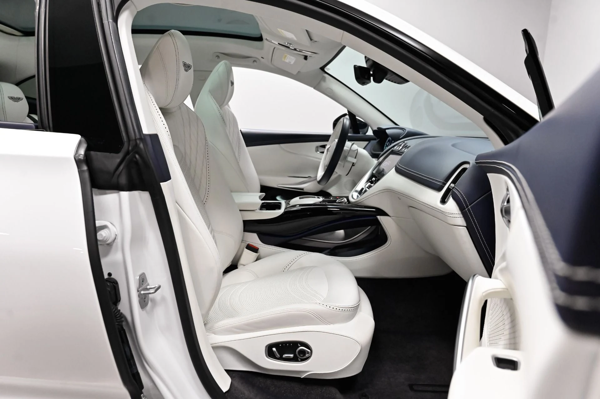 mph038_4130381610_Used_2023_Aston_Martin_DBX_707_1791313494_16d3730b41