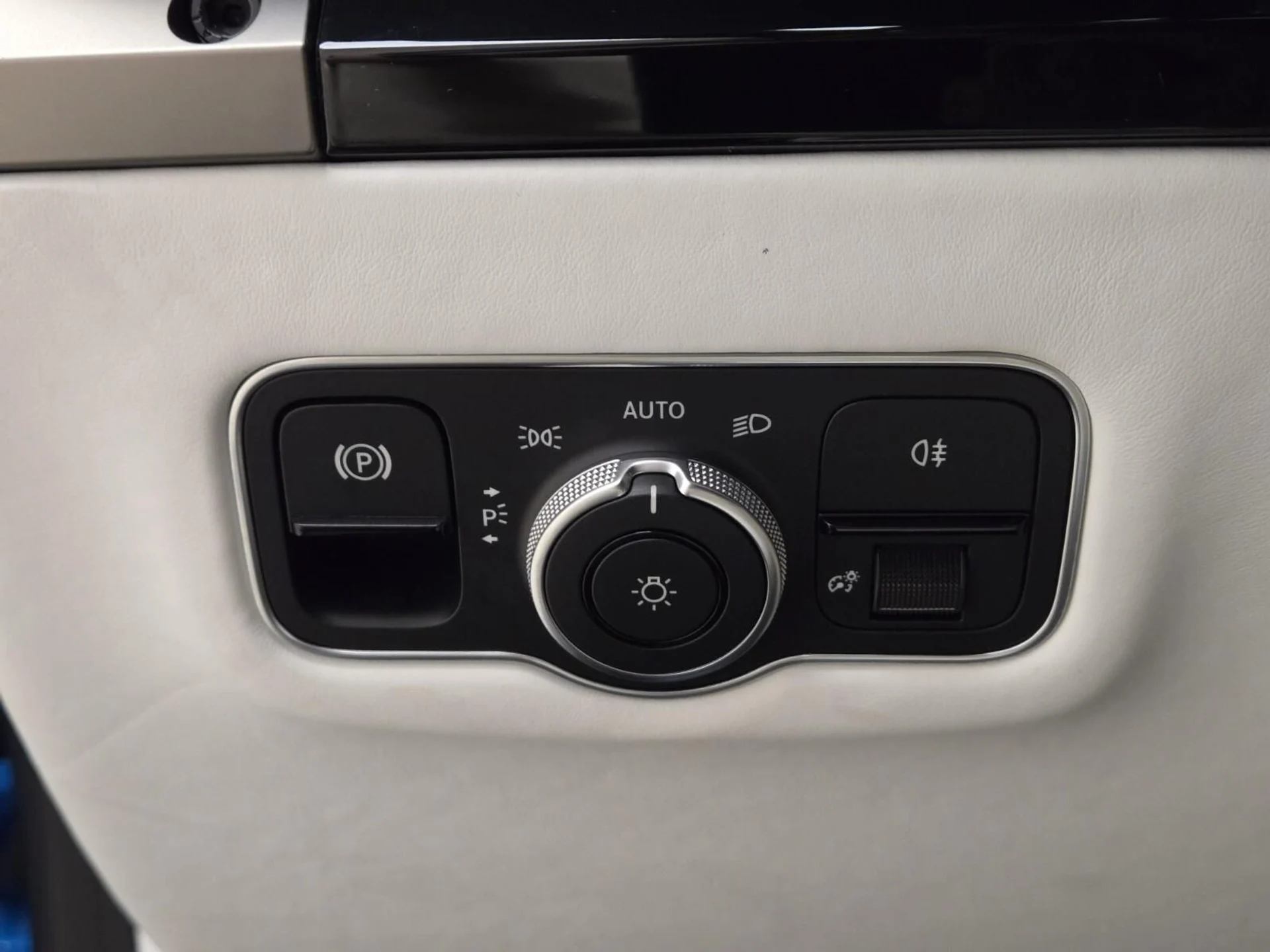 mph038_4149608456_Used_2025_Aston_Martin_Vantage_1770792749_8bf03d8660