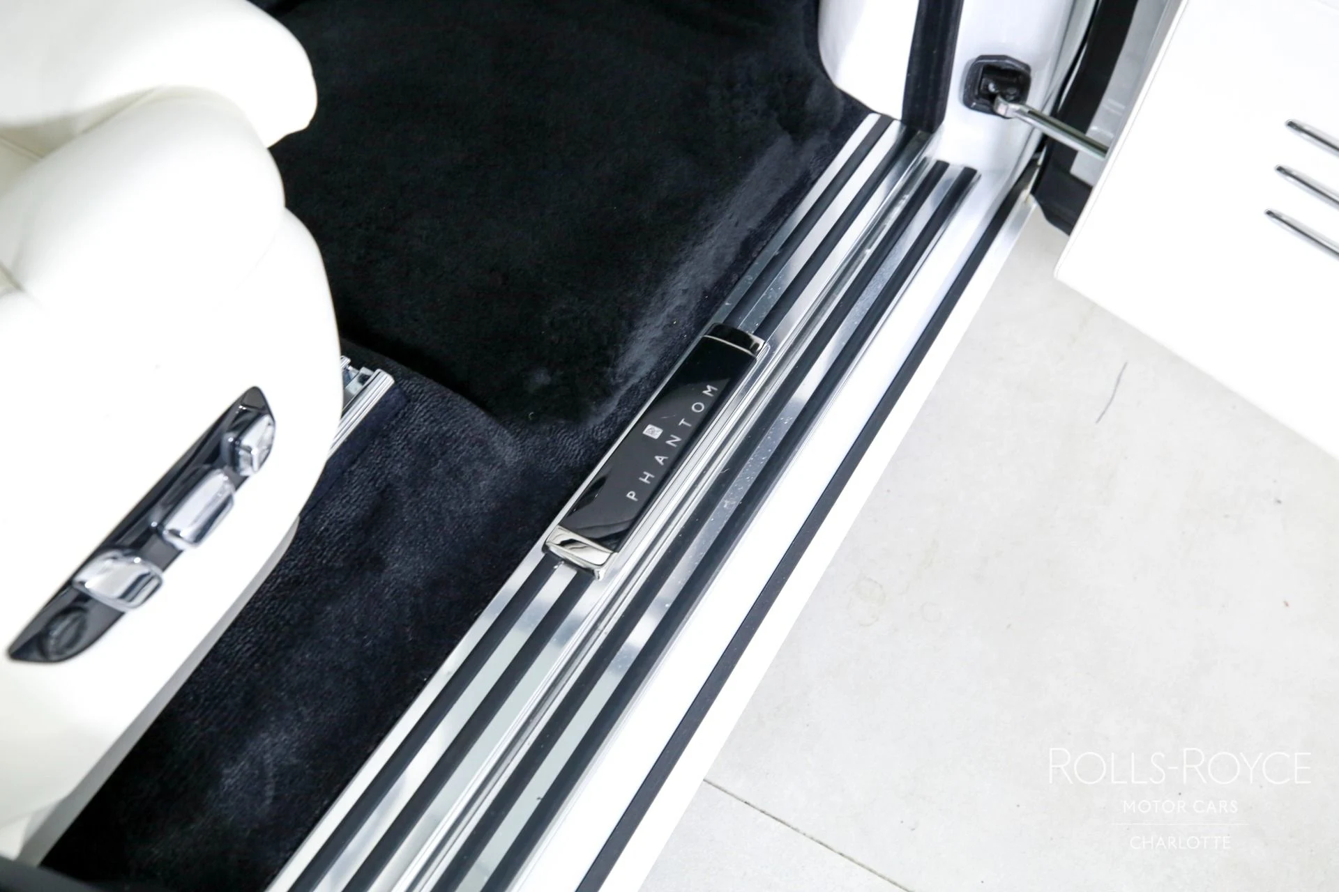 mph038_4150944528_Used_2024_Rolls_Royce_Phantom_1767116656_96c1b479ba