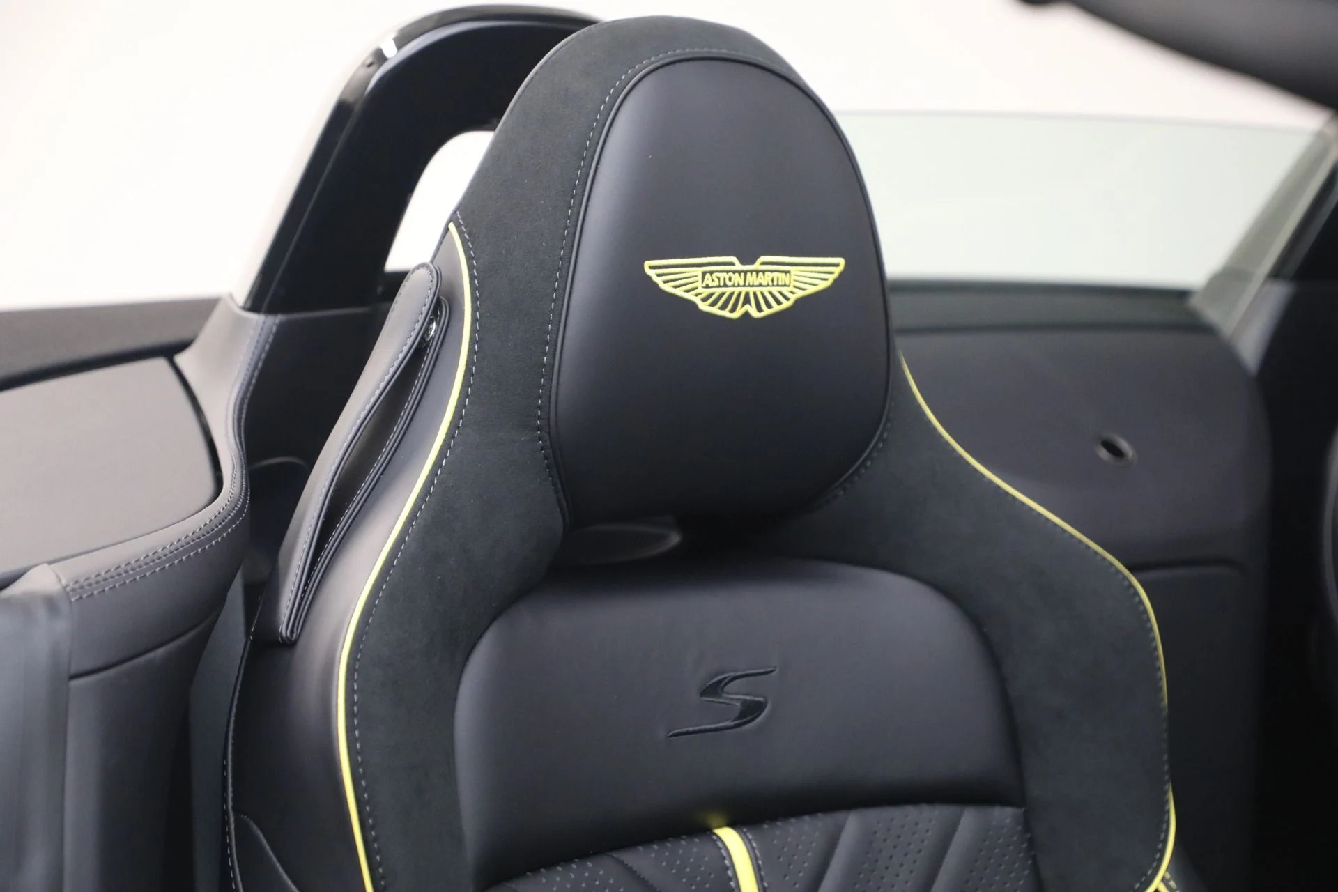 mph038_419394526_New_2026_Aston_Martin_Vantage_S_Roadster_1776800186_2fbc744db6