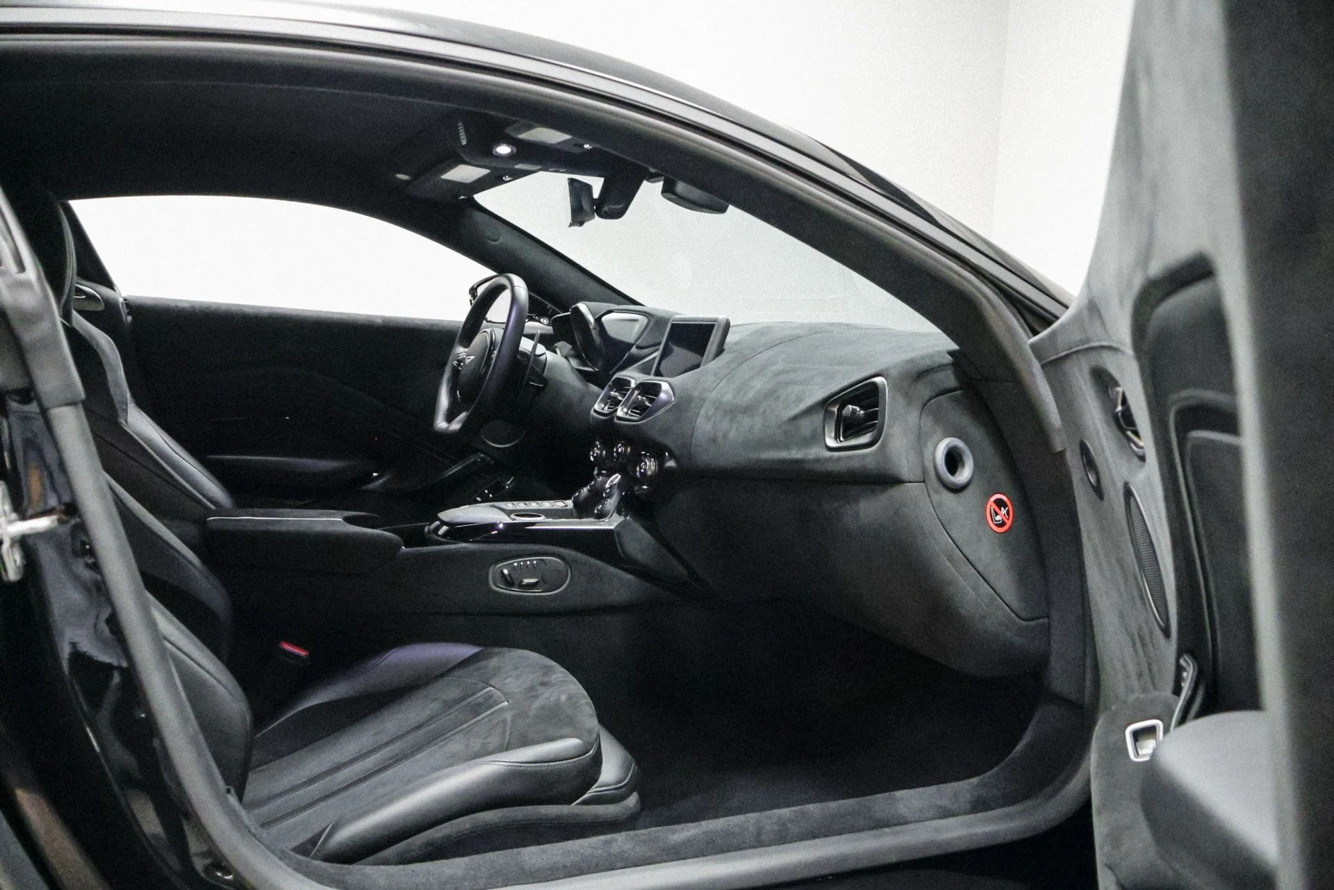 mph038_4201554547_Used_2019_Aston_Martin_Vantage_1760536452_f2a89099cf