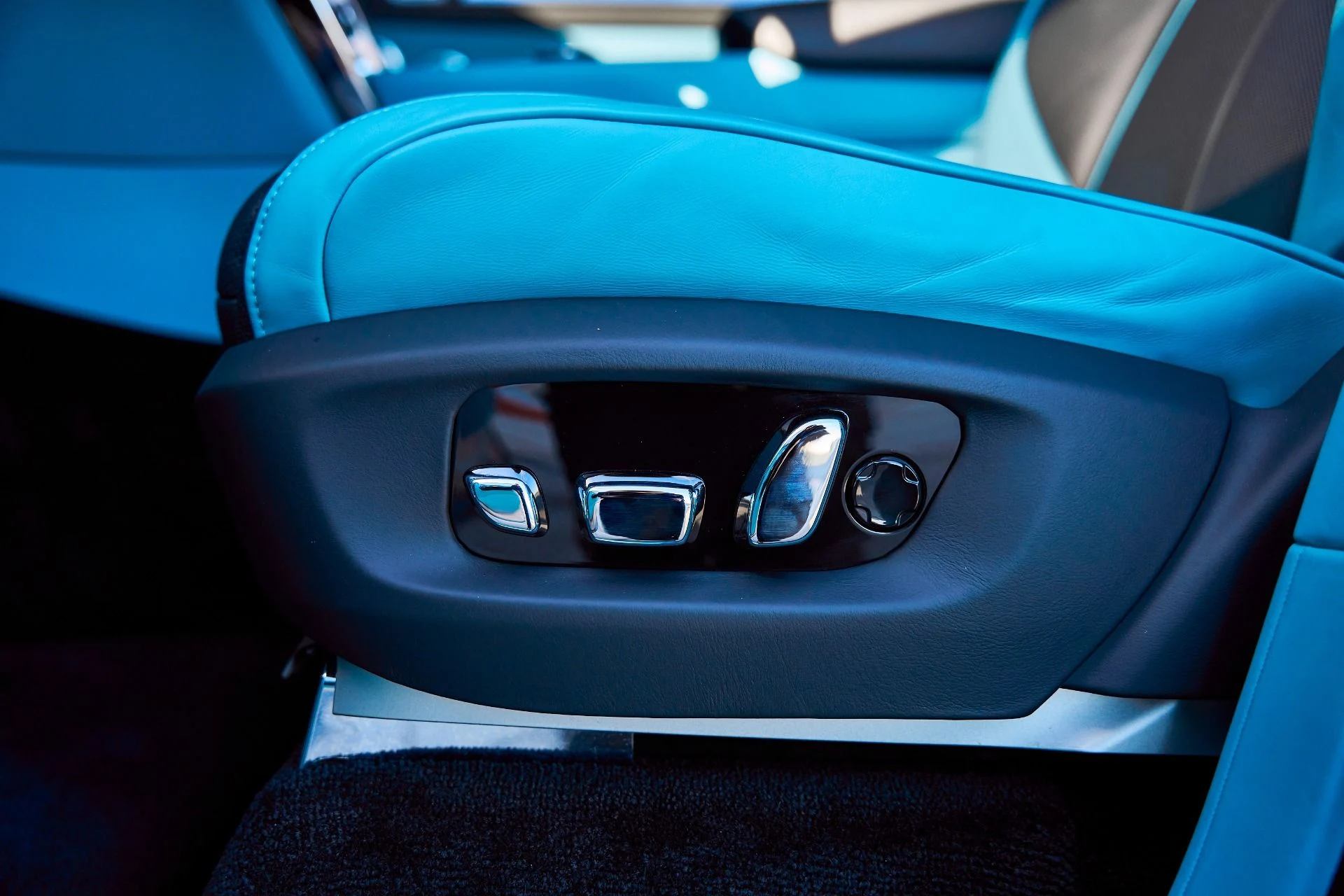 mph038_4202970496_Used_2025_Rolls_Royce_Cullinan_Base_1767668814_e270d1d1ad