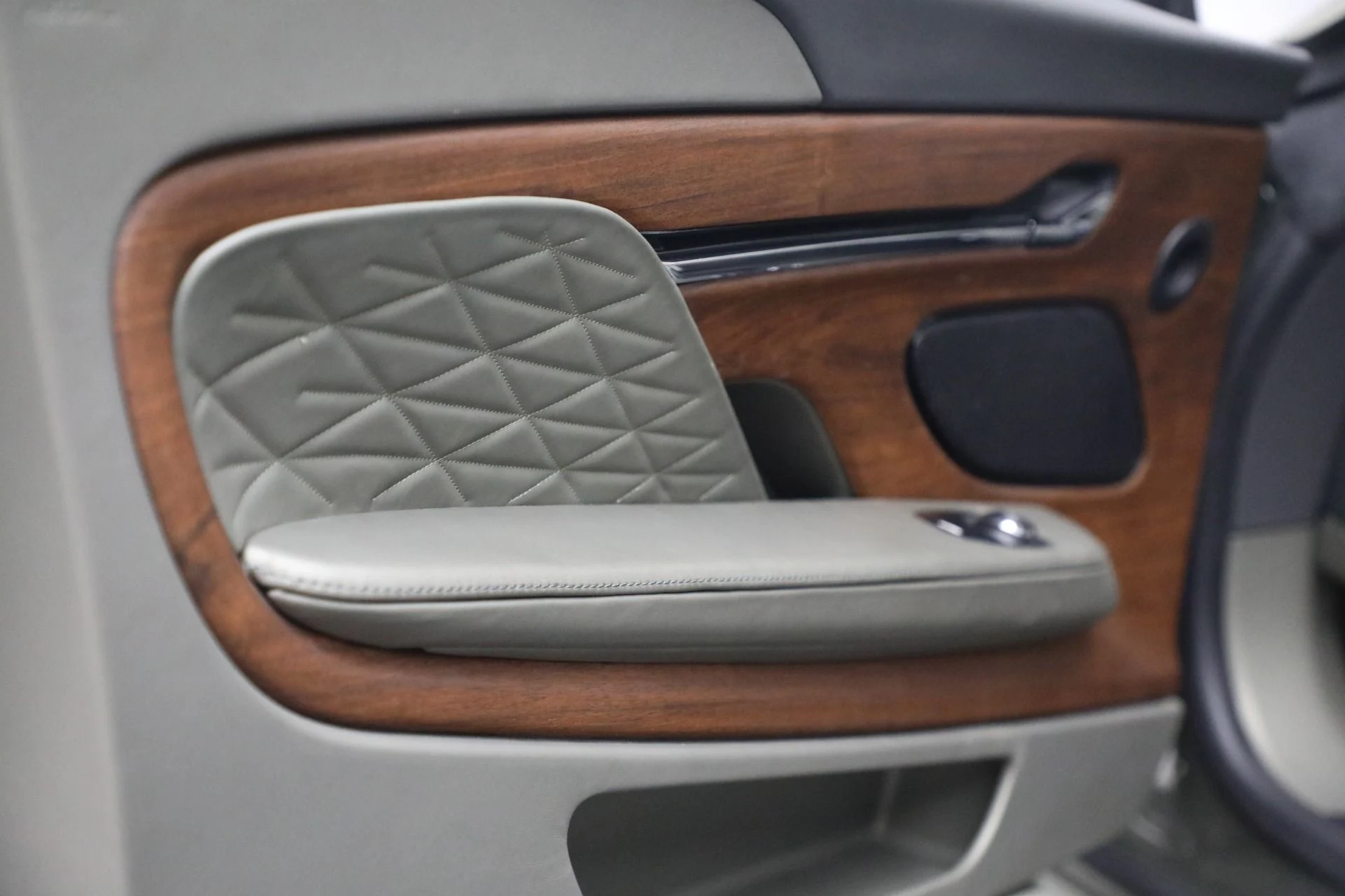 mph038_42180887_New_2024_Aston_Martin_DB_12_Volante_1f3a96e342