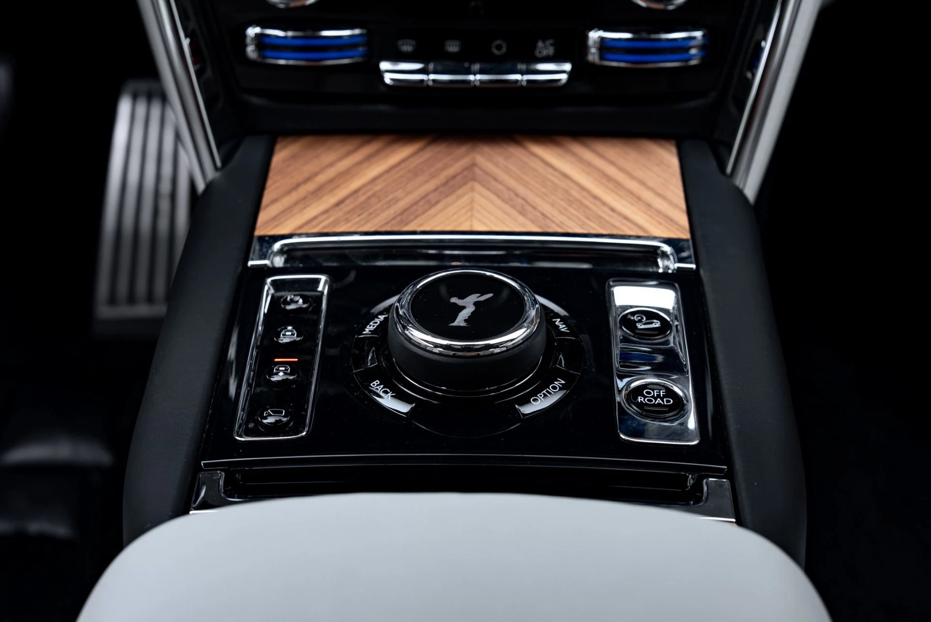 mph038_4231487000_Used_2023_Rolls_Royce_Cullinan_1777310585_2ad3153216