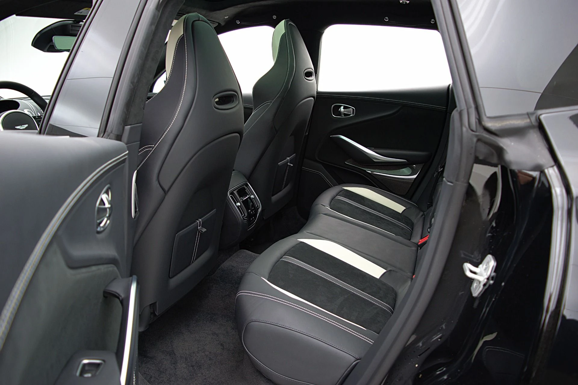 mph038_4244974664_Used_2023_Aston_Martin_DBX_707_d1e923d88f