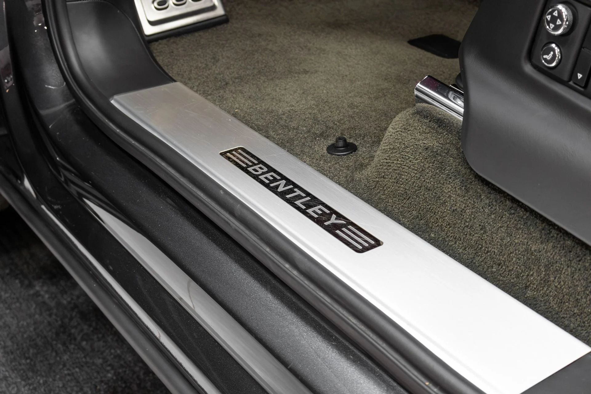 mph038_4253581084_Used_2017_Bentley_Bentayga_W12_1763489562_14e69768c3