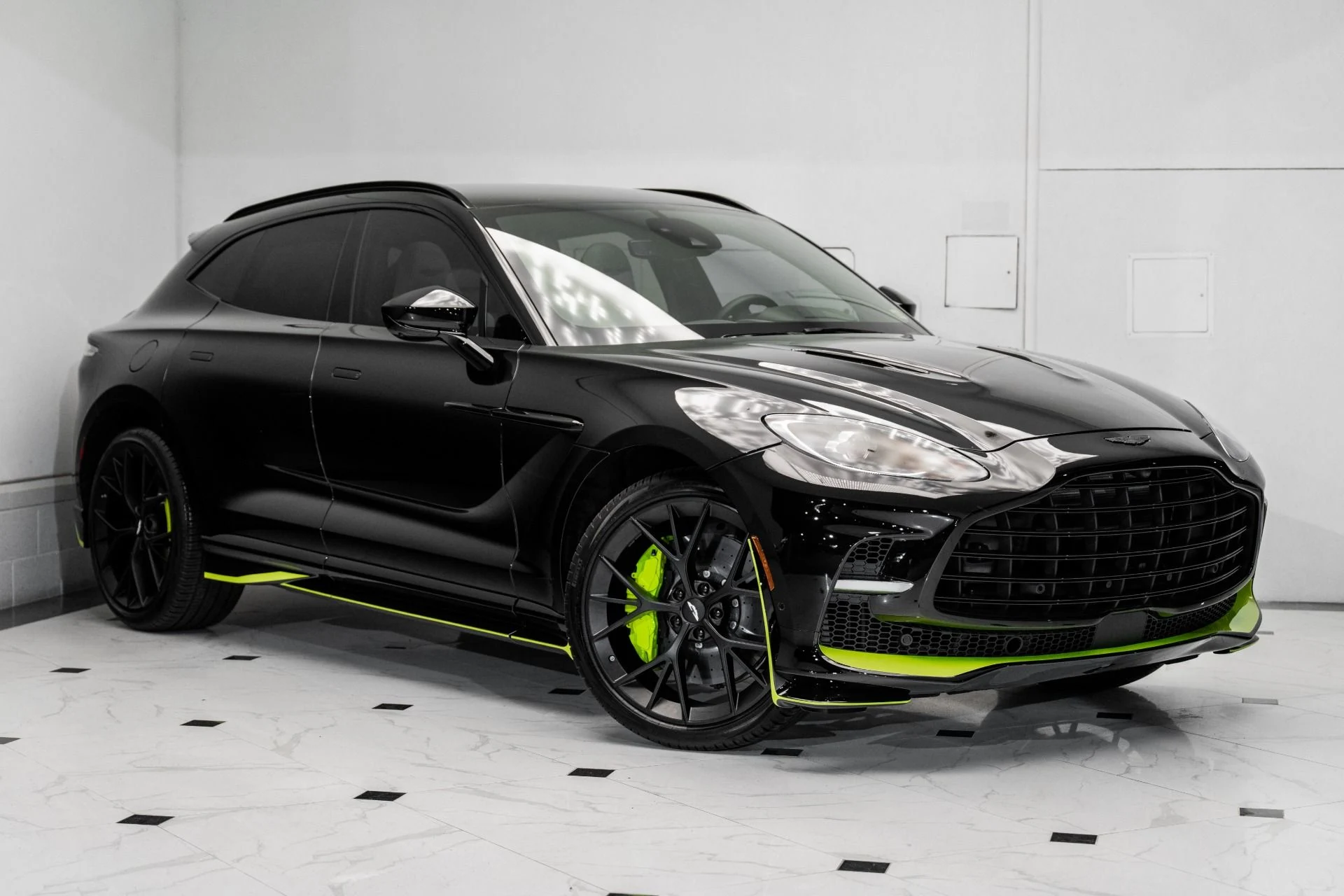 mph038_4266148087_Used_2024_Aston_Martin_DBX_707_1746070286_0f0763d4e8