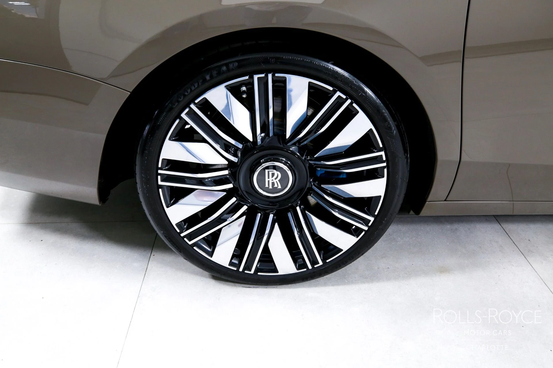 mph038_426918440_Used_2025_Rolls_Royce_Ghost_1759510962_68e87385d2
