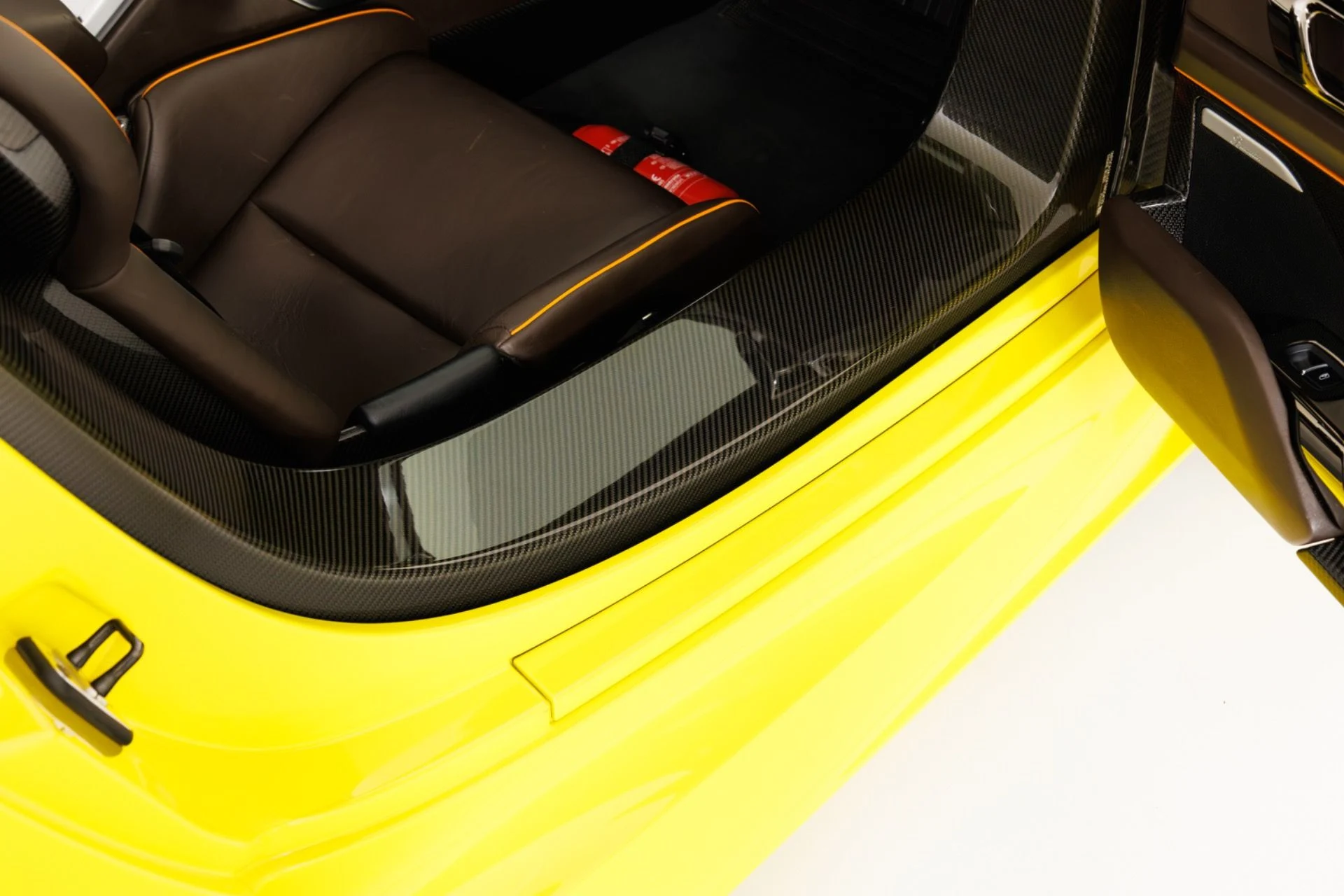 mph038_4286120134_Used_2015_Porsche_918_Spyder_1789427632_2563af9325