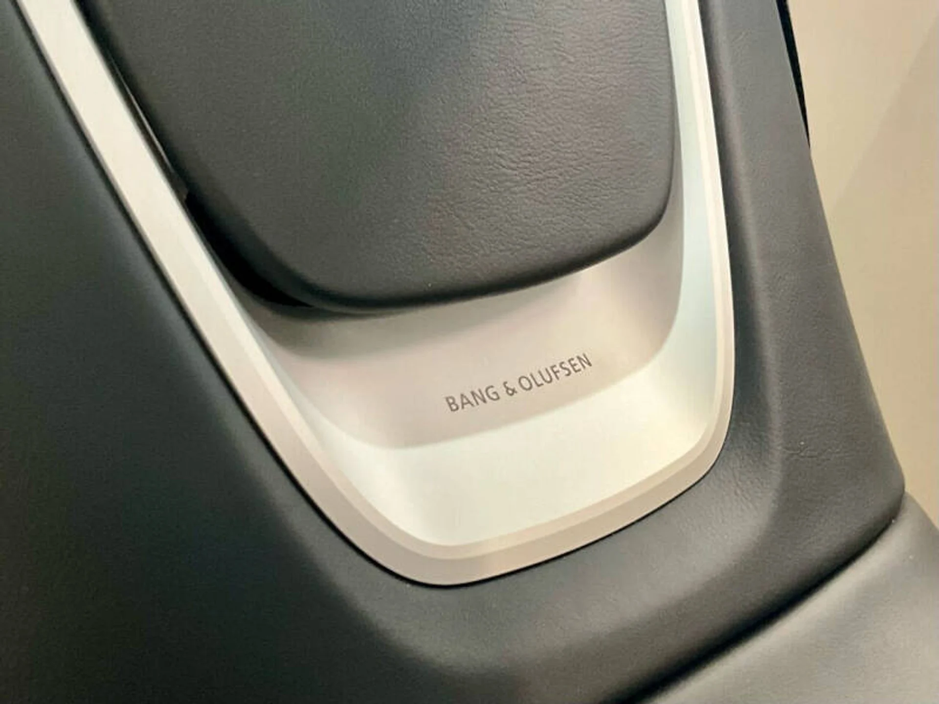 mph038_506249996_2018_aston_martin_db11_v12_2dr_coupe_cf2c8d3f5b