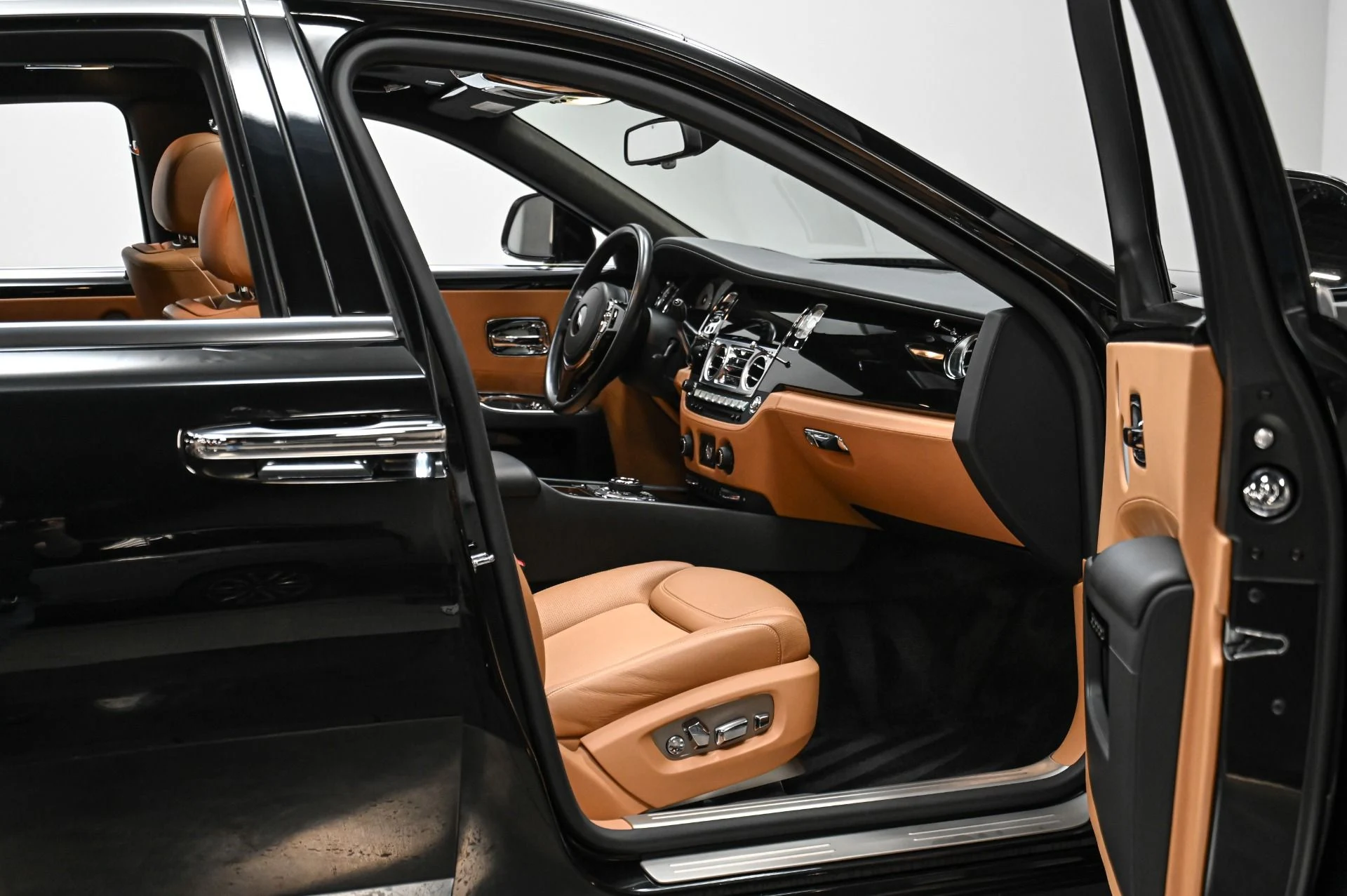 mph038_536480264_Used_2015_Rolls_Royce_Ghost_Base_1723921602_3f04574855