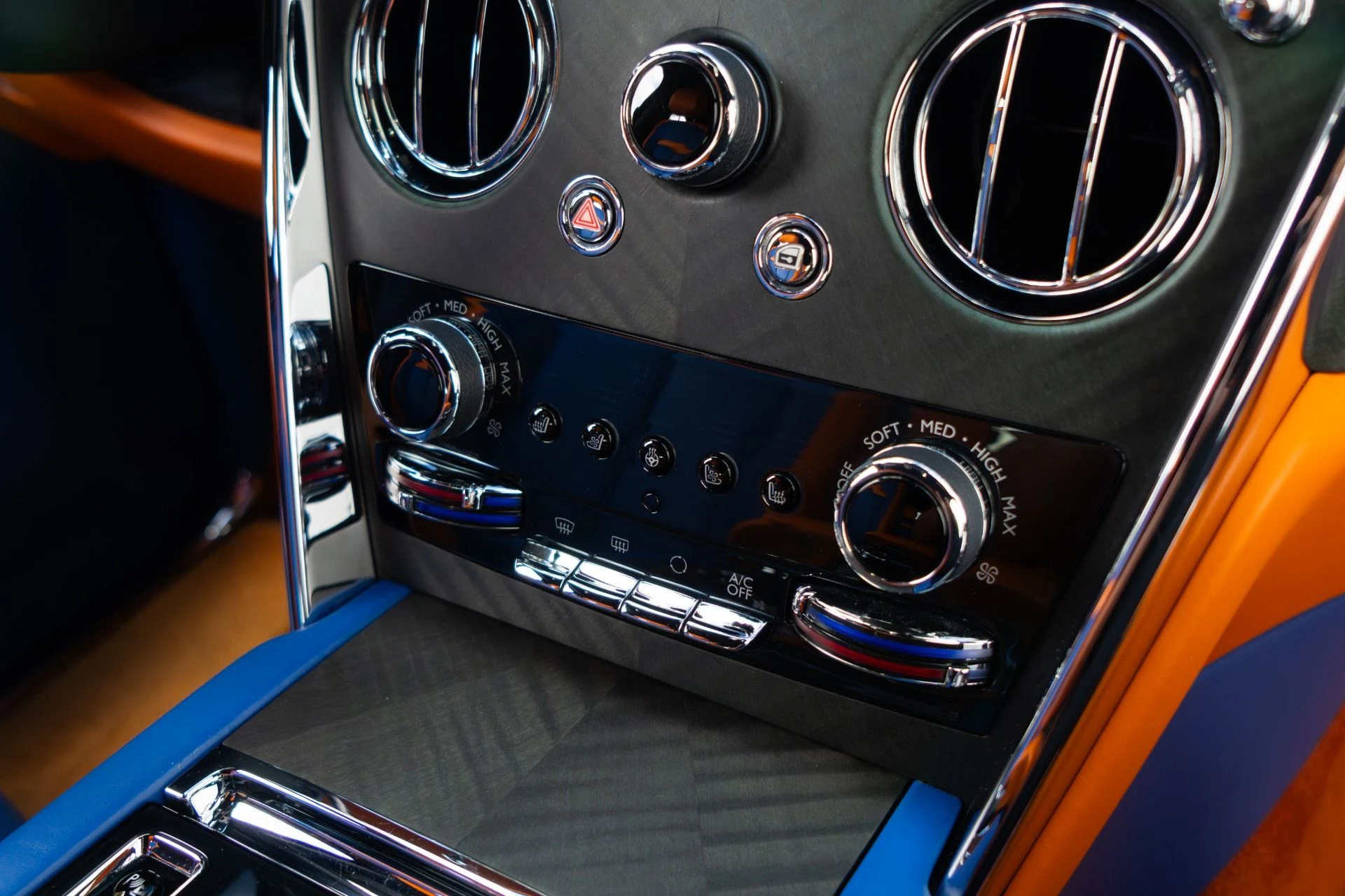 mph038_537079303_Used_2019_Rolls_Royce_Cullinan_1764189669_e9cbd90b7e