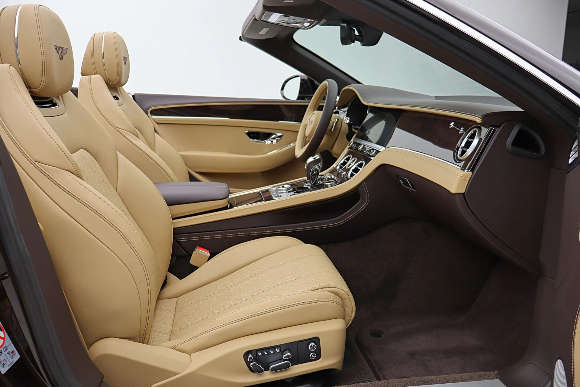 mph038_594140538_New_2026_Bentley_Continental_GTC_debd408253