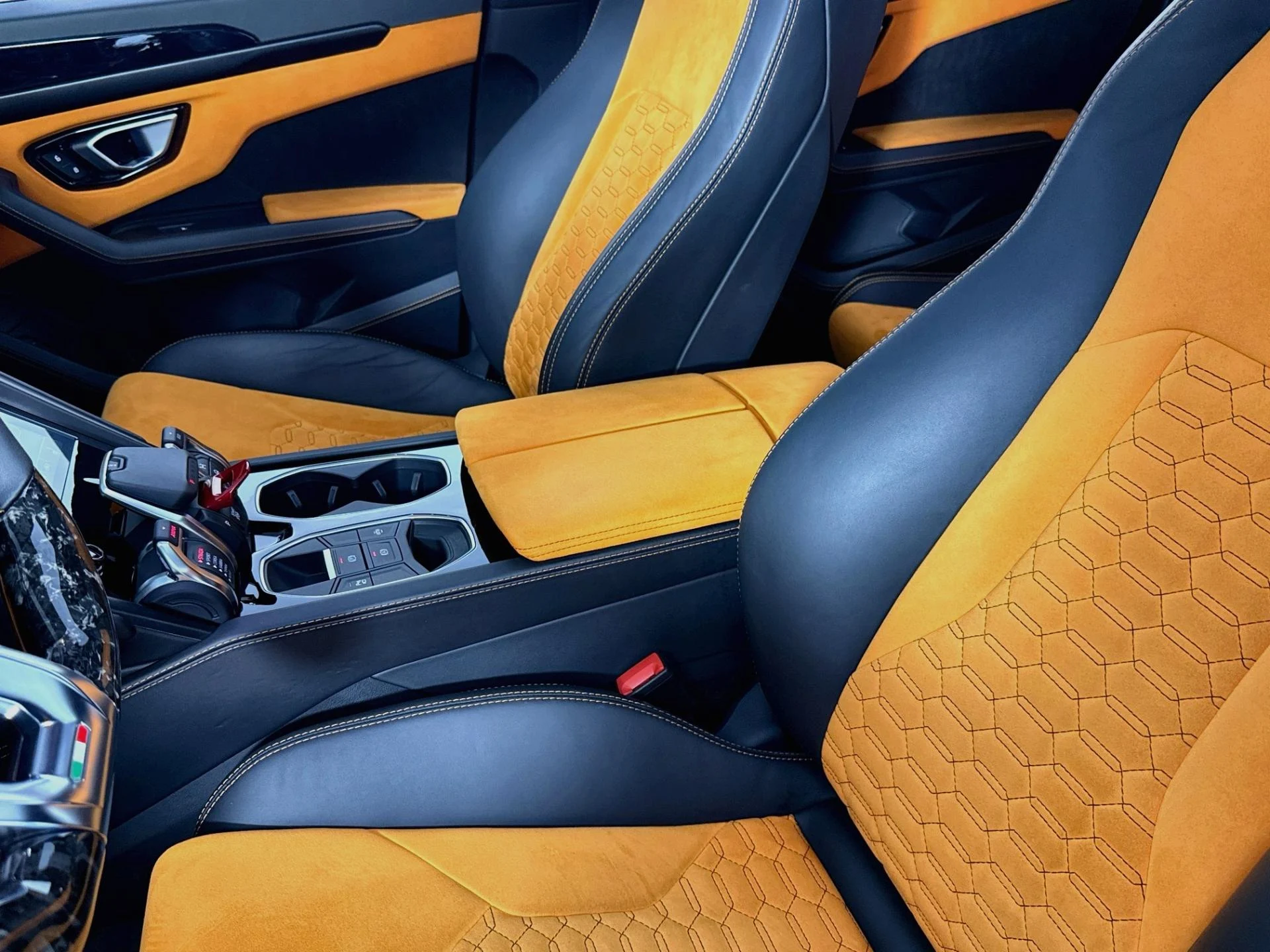 mph038_616972850_Used_2022_Lamborghini_Urus_1786397305_c15785d710