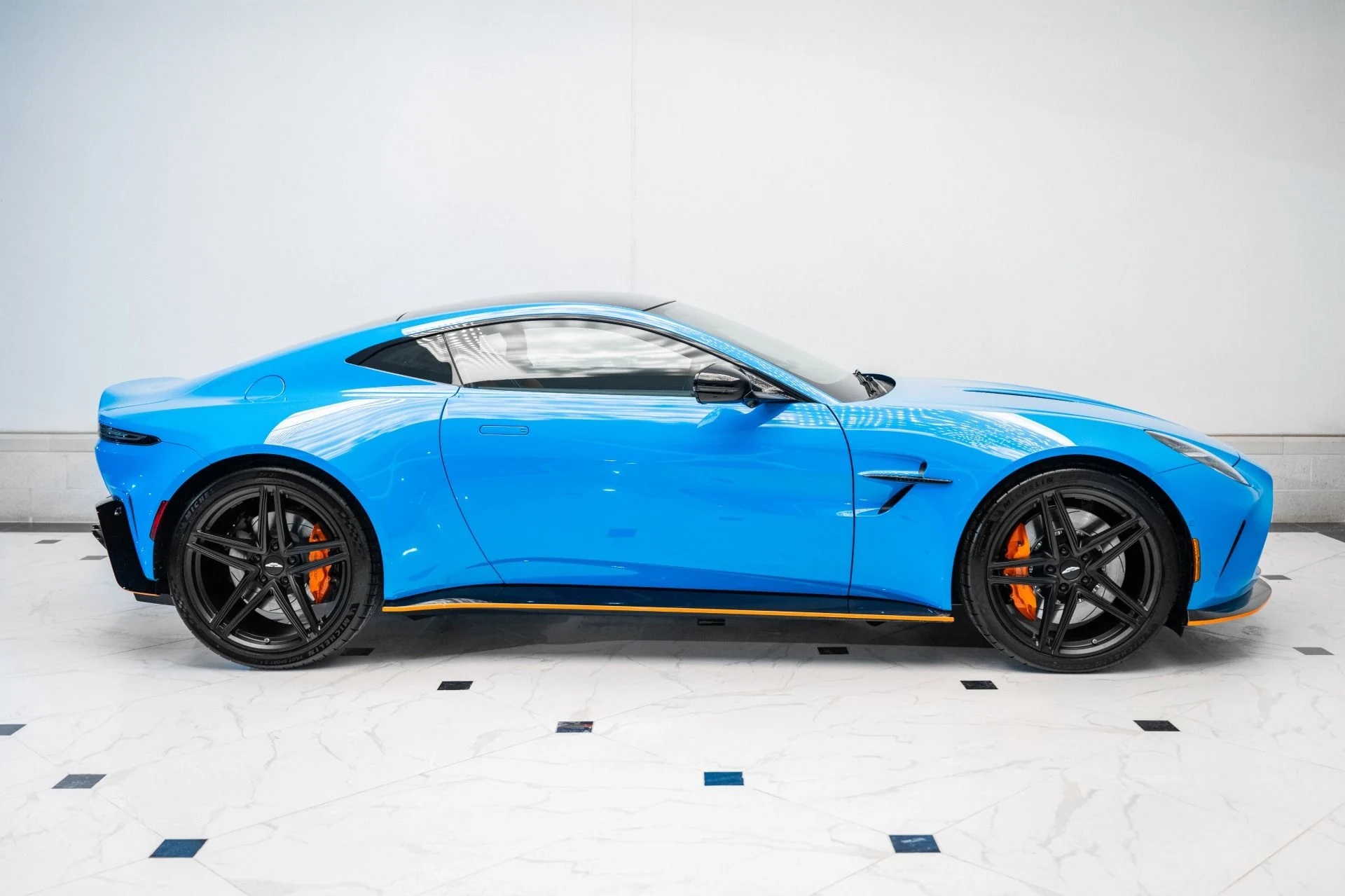 mph038_631630428_Used_2025_Aston_Martin_Vantage_Coupe_1737041109_a20357c3b5