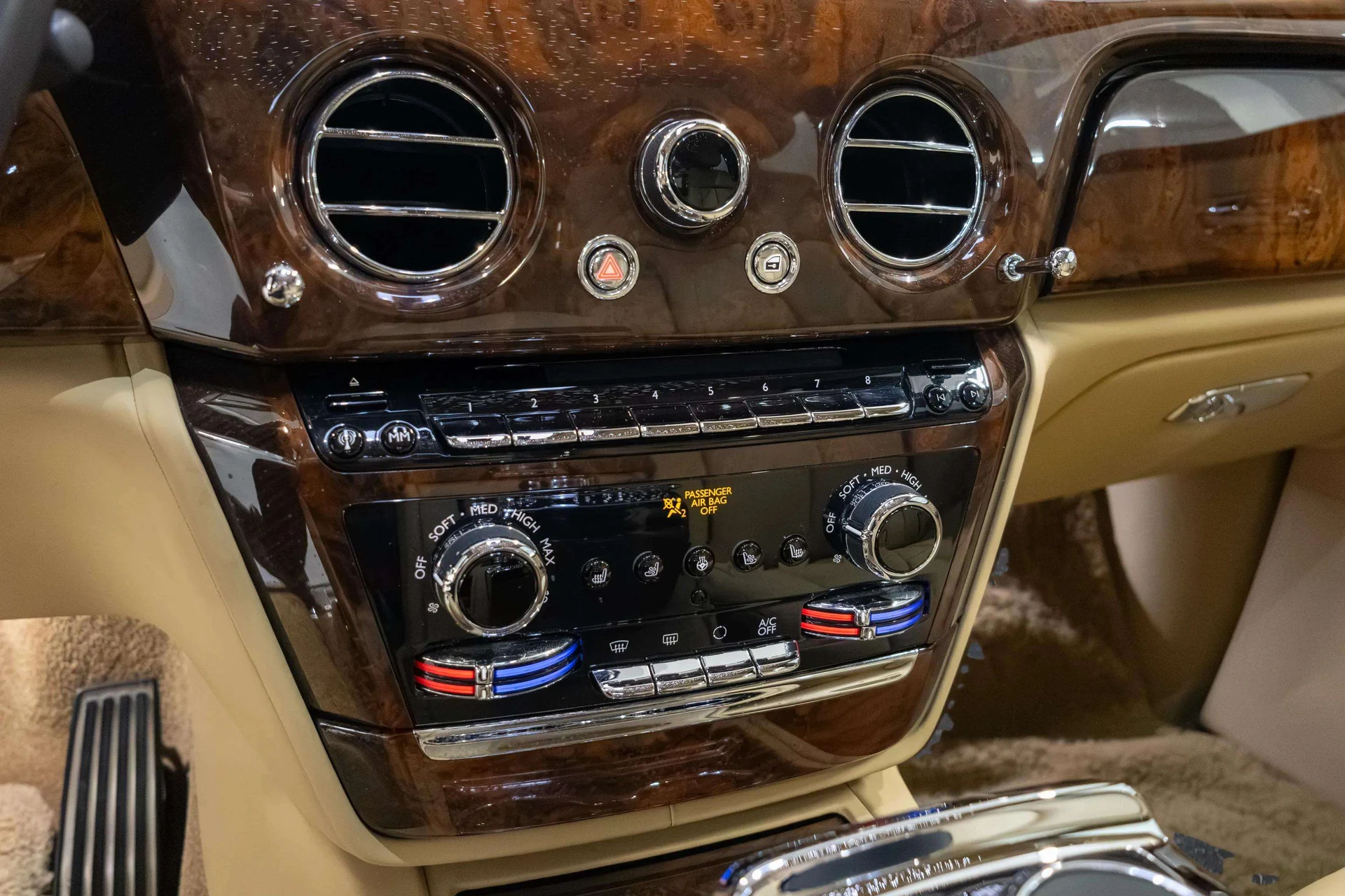mph038_636976679_0ec16029_564c_4958_912c_64db209fc76f_201920_Rolls_Royce20_Phantom2028_SCA_687_S59_KU_10466929_39_9fa3187139