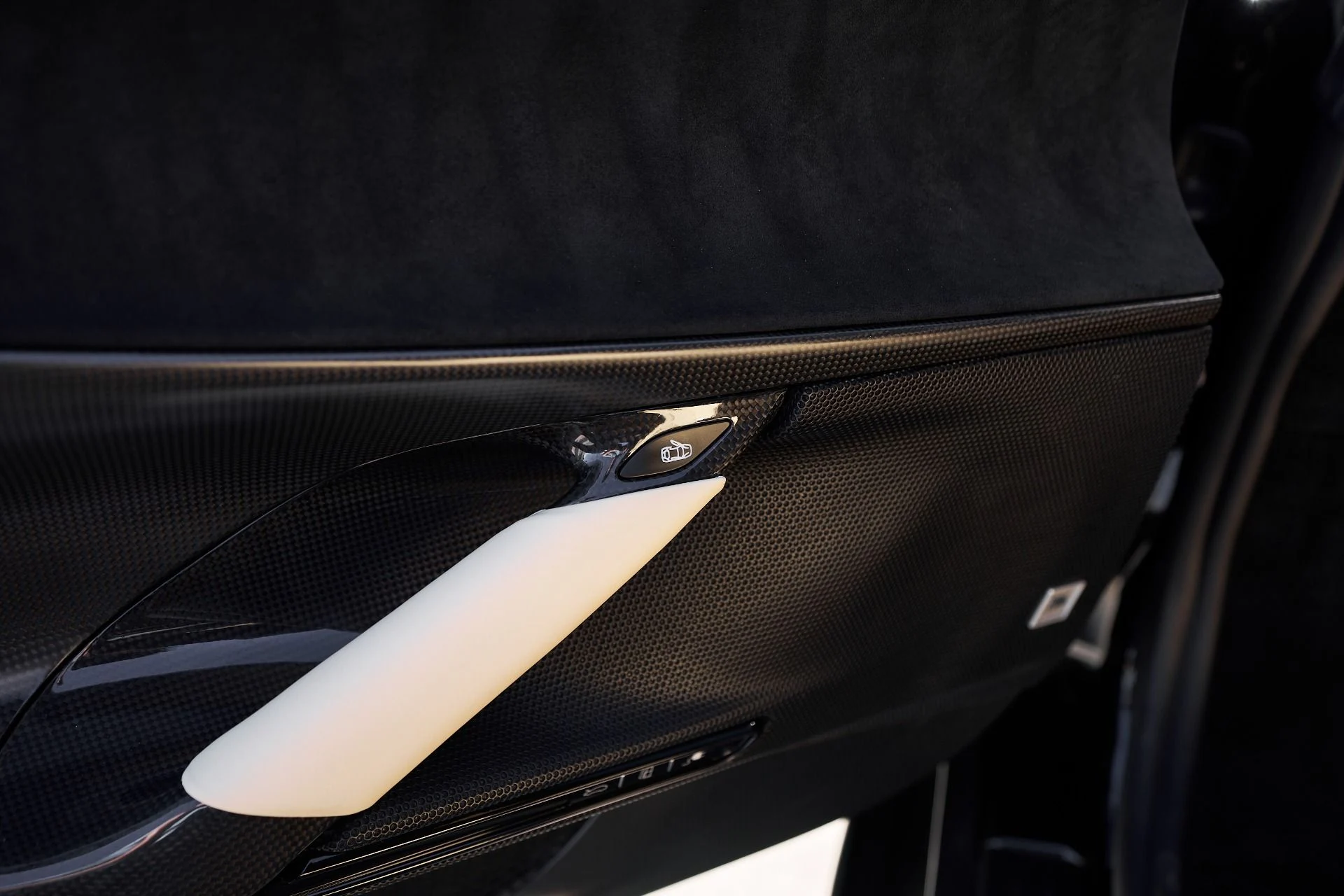 mph038_658792611_Used_2022_Ferrari_SF_90_Stradale_Base_1760227002_90377e4a99