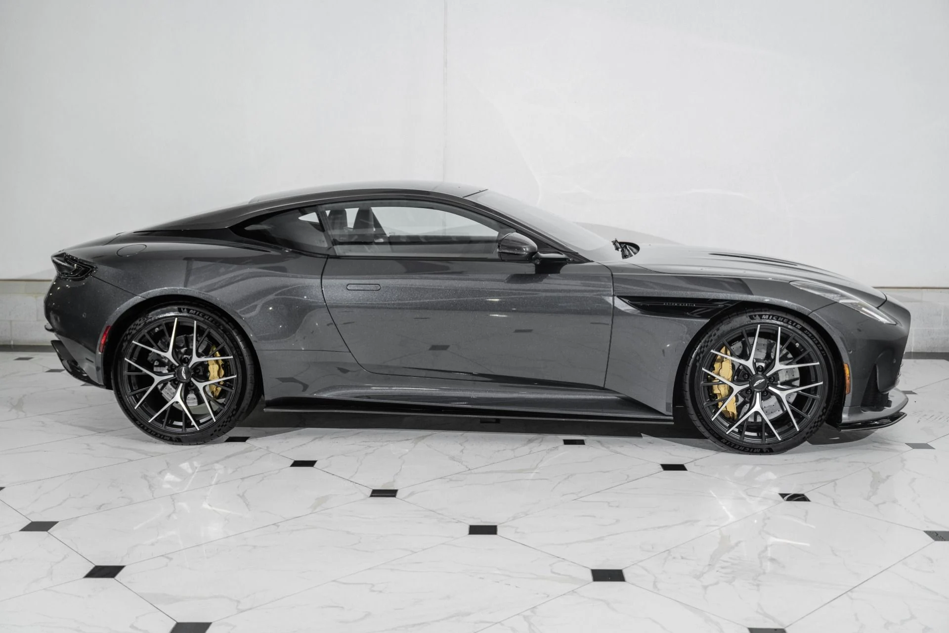 mph038_674667236_Used_2024_Aston_Martin_DB_12_Coupe_1761150102_fe5cc42ac7